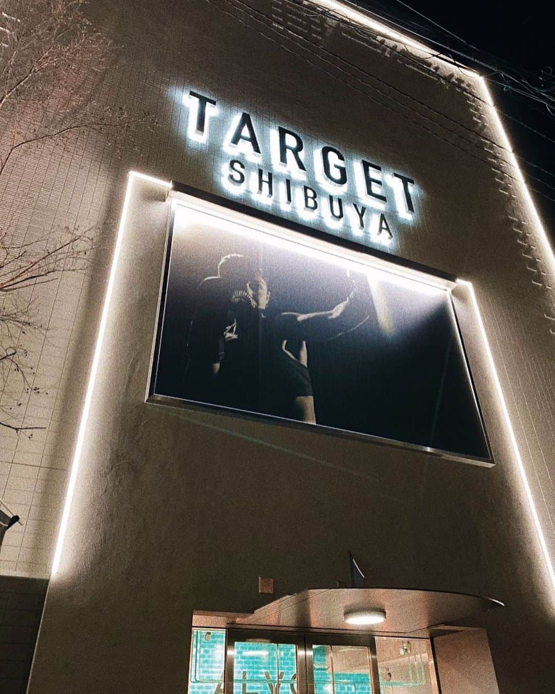 小原優花さんのインスタグラム写真 - (小原優花Instagram)「先日撮影のあと渋谷のTARGET《 @targetshibuya 》で自主トレしてきたよ🔥🏋🏼‍♀️ ・ ビル1棟がキックボクシングジムになっていて、B2のマシンルームで筋トレできるの😆✨ ・ 尻トレしてたよ🍑💕 直後でパンプしたお尻を撮るまでがトレーニング🤣笑 ・ ・ キックボクシングも楽しいからまたやりたいな🥊✨ 1階にはタピオカ屋さんの《 @alvo_in_shibuya 》が入っていて、プロテインタピオカも飲めます😋🥤🖤🖤🖤 ・ ・ ウェアはオリジナルのマーブル柄のセットアップです💟🥰 🎽《 @iral_official 》 ・ #筋トレ #workout #training #fitness #gym #渋谷 #target #ターゲット #尻トレ #筋肉女子 #iral #アイラル #フィットネスウェア」2月24日 11時38分 - yunkoro519