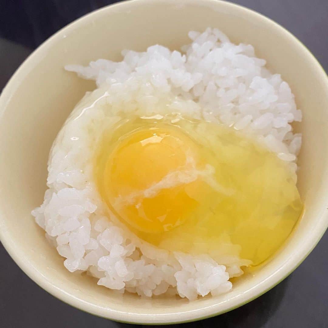 SHOGOのインスタグラム：「yamatoyaの数量限定の初卵を実食。﻿ ﻿ 初卵とは﻿ 「初めて産み始めてから、たった2～3週間だけ産む栄養価が高く味のいい貴重な卵の事」﻿ ﻿ 日本のスーパーでは見た事なかったから有り難みを感じる。﻿ yamatoyaのお陰で美味しいたまごかけごはんがセブでも食べられます。﻿ ﻿ #175R #SHOGO #Cebu #セブ #cebuyolo﻿#セブヨロ#yamatoya #初卵 #たまごかけごはん」