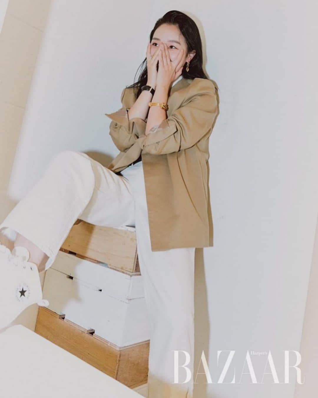 チョン・ヨンジュのインスタグラム：「💕예쁜 사진과 인터뷰 감사합니다. 👍🏻💕@harpersbazaarkorea  EDITOR & STYLIST 오주연 @humming5 PHOTOGRAPHER 김선혜 @sunhye_sunhye HAIR 조미연 @jomimimimijo MAKEUP 오가영 @gaffy」