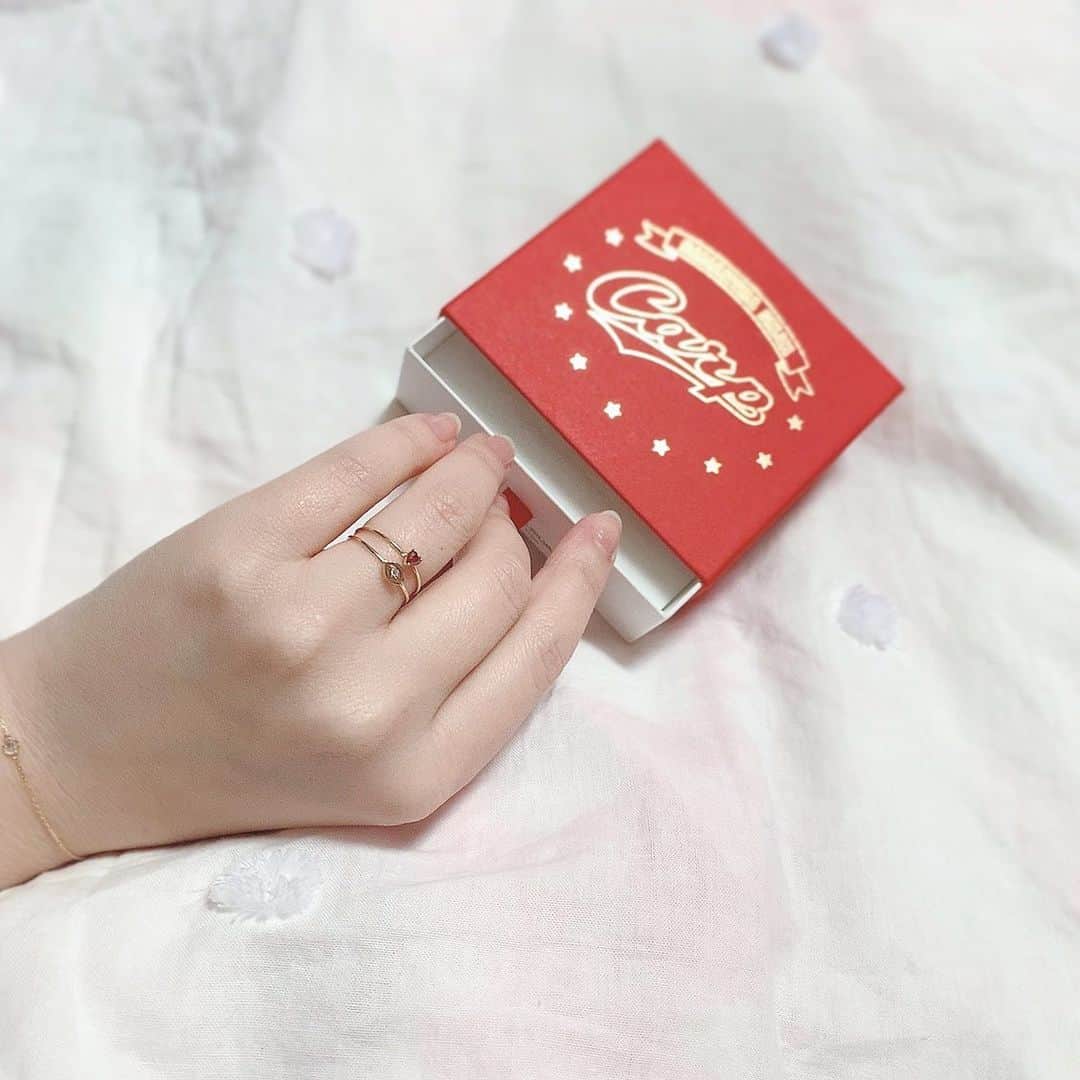 大井智保子さんのインスタグラム写真 - (大井智保子Instagram)「薬指に指輪してるの、 前回の投稿でみんなすごい反応してくれていたんだけど… すみません自分で買ったカープの指輪です😂❤️ . Samantha Silvaから発売した、サマンサカープのゴールドリングだよ❣️ Cマークと赤いプチハート2本セットだったの😘箱もまぁかわいい🎁 超お気に入り😍 . 華奢リングだから、 薬指がかわいいかなと思って 何も気にせずあいてる左薬指に着けてる…😳 皆様の期待に添えずまぎらわしくすんません😞笑 ま、鯉が恋人なんで😆😍 . . それぞれ1本ずつ違う指にしてもいいと思うんだけど、 赤とCを重ねてつけるのがお気に入りです😍 . . #サマンサカープ #指輪 #薬指 #左薬指 #カープ指輪 #カープグッズ #carp #カープ女子 #accessory #アクセサリー #リング #ring #鯉人 #Samanthasilva #サマンサシルヴァ #カープコラボ」2月24日 11時46分 - chihokoi