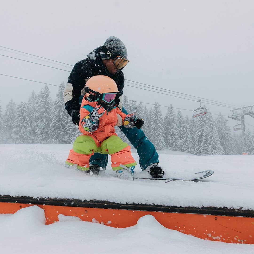 Burton Japanさんのインスタグラム写真 - (Burton JapanInstagram)「家族みんなで雪山に行けば、仮にほとんど滑らなかったとしても、それはそれで楽しい1日なんです。グリロファミリーみたいに一緒に滑れたら、もっともっと楽しいに決まっていますよね。 #RidingIsTheReason #AnonOptics」2月24日 11時46分 - burtonjapan