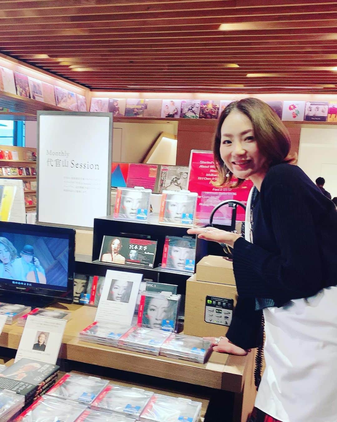宮本美季のインスタグラム：「‪さあ今日は代官山蔦屋にて19時からインストアミニライブです！無料観覧ですので、お気軽にお立ち寄りくださーい😆サイン会もその後やっております❤️#代官山蔦屋　#kokoro #宮本美季　‬」