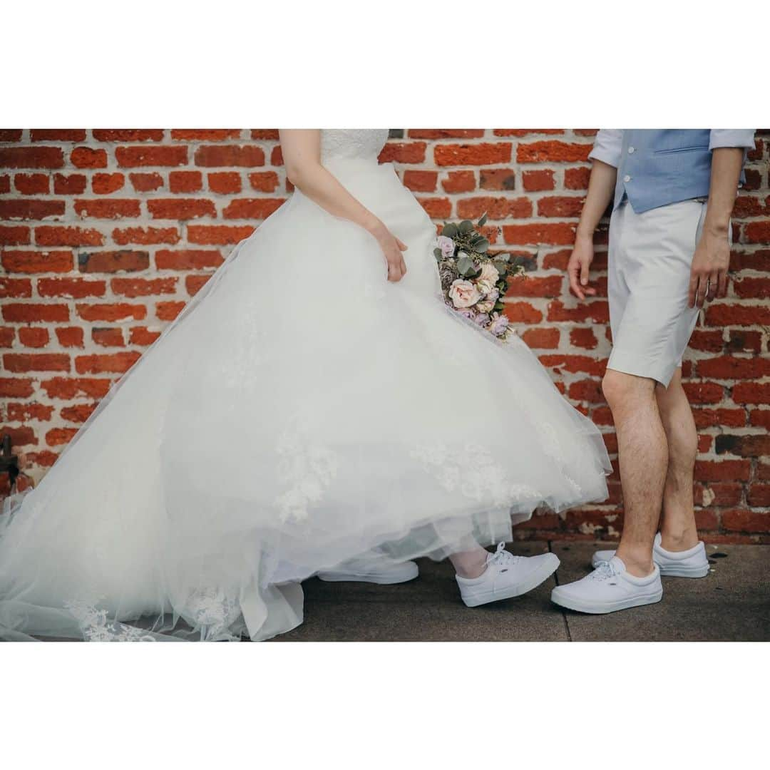 ハワイフォトウェディングのCheers Weddingさんのインスタグラム写真 - (ハワイフォトウェディングのCheers WeddingInstagram)「* ハワイのフォトツアーならCheers Wedding. * フォトジェニックな撮影ならダウンタウン！ * ダウンタウン撮影・・・＄890 * *********************** * ◆スペシャルプラン◆ ▫︎日本人アーティストによるヘアメイク ▫︎人気カメラマン ▫︎撮影データ100カット以上 ▫︎100着以上から選べるウェディングドレス&タキシードレンタル ▫︎ヘアアクセサリー ▫︎撮影小物 全て含んだパーフェクトプラン♡ * *********************** * ◆2月撮影限定！直前割キャンペーン◆ . 通常ビーチ撮影プラン$690➡︎$650！！ ブーケアップグレードレンタルプレゼント！ 撮影データを追加で10カットプレゼント！！ * * Instagram限定特典です。 * 3月4月の早割キャンペーンもSTART！ フォトプランのご予約はプロフィール欄のURL フォトツアー公式HPからどうぞ♪ * お問合せ・ご予約の際はこちらの記事をご覧いただいた旨お伝えくださいませ。 . ※新規お申込み時限定特典です。 ※キャンペーンご利用の場合は必ずお申込み時にお伝え下さい。お申込み後の適応はお受け致しません。 ※他キャンペーンとの併用不可。 * * * ◆ハワイでの手軽&web申込のCUTEなウェディングならこちら♪ @cheers_lilii * ◆ハワイでのフルオーダーウェディングはこちら♪ @cheers_wedding * * #チアーズウェディング #チアーズウエディング #ハワイウェディング #ハワイウエディング #フォトウェディング #リゾートウェディング　 #フォトツアー #ハワイ旅行 #ハワイ挙式 #ハワイ婚 #cheerswedding #hawaiiwedding #日本中のプレ花嫁さんと繋がりたい #ウェディングニュース #プレ花嫁　 #卒花嫁 #前撮り　 #後撮り #ハワイ前撮り  #ハワイ後撮り #2020春婚  #2020夏婚  #結婚準備 #ハワイフォトツアー #ウエディングフォト #フォトウェディング #ハワイハネムーン #ハネムーンフォト #フォトジェニック  #ウェディングドレス」2月24日 11時59分 - cheers_photowedding