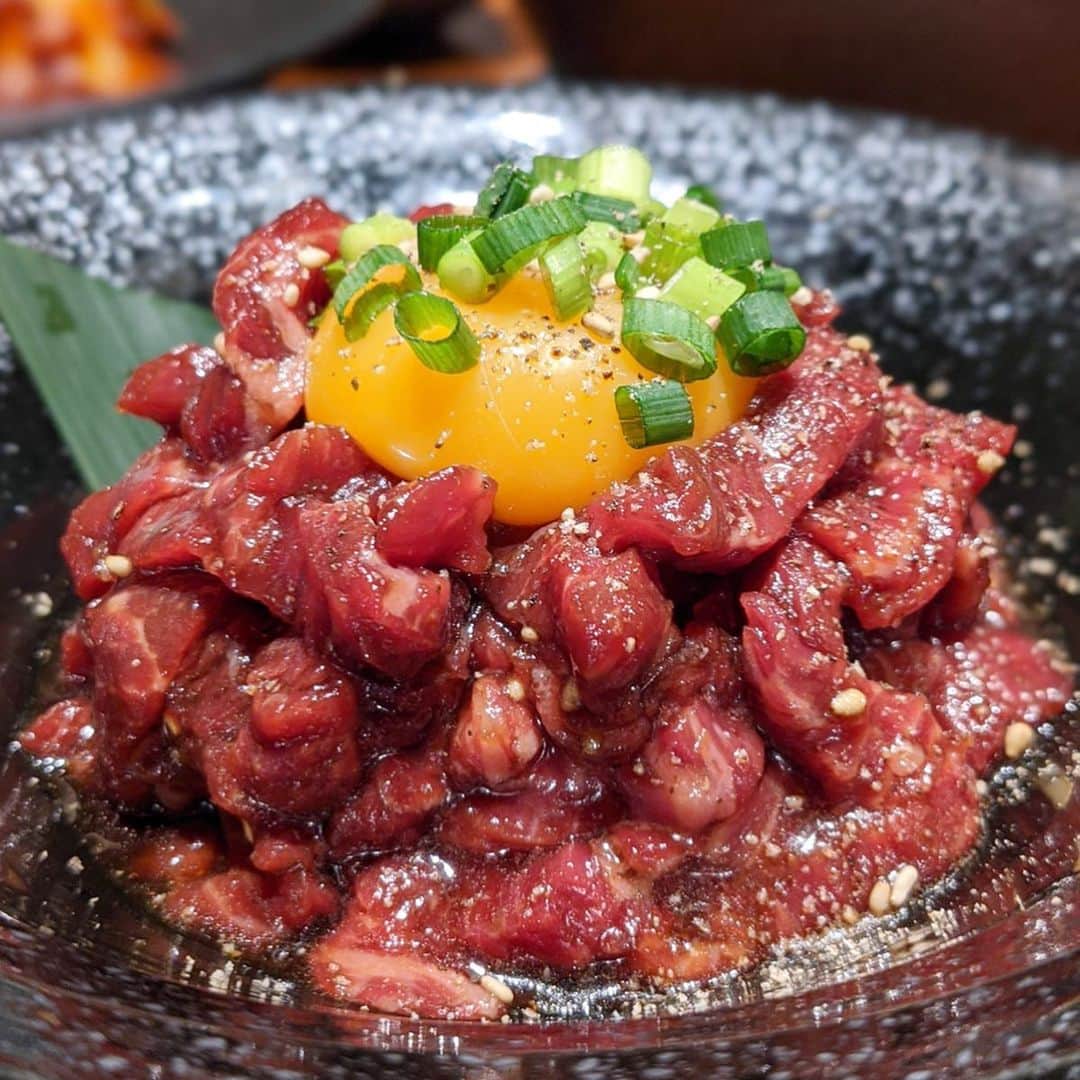 のインスタグラム：「ユッケ😍タレと塩💓🧂﻿ 完全招待制の店名もない焼肉屋さん！﻿ ﻿ お肉好きの方々からお誘いいただいた秘密基地！✨﻿ ﻿ ユッケのタレは甘めのしっかり濃い味😍﻿ お塩(極)は生肉本来旨味をしっかり味わえる(*´꒳`*)﻿ その他3枚目の肉刺しも最高過ぎた💓﻿ ﻿ お肉マスターは行ったり誘われたことがあるかものお店🥩﻿ ﻿ #八重洲3f #八重洲の3階 #完全非公開﻿ #完全招待制 #生肉 #ユッケ #卵﻿ #生肉大好き #秘密基地 #めぐログ_八重洲﻿ #肉刺し #お刺身 #お肉 #肉 #肉女子」