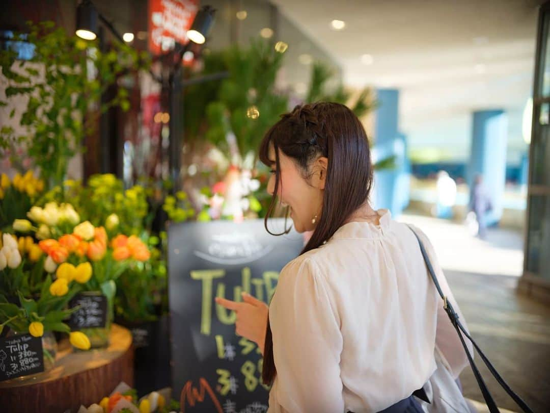 大河まりあさんのインスタグラム写真 - (大河まりあInstagram)「. 🌷🌼🌹🌷 「みて！お花やさん！綺麗だねっ！」 🌹🌷🌼🌷 . #flowers #flowershop #花屋さん #おはやさん #デートなうに使っていいよ #Lovers_Nippon_Portrait #good_portraits_world #portrait #写真好きな人と繋がりたい #ポートレート #ポトレ #ポートレート撮影 #被写体モデル」2月24日 12時00分 - maria_okawa