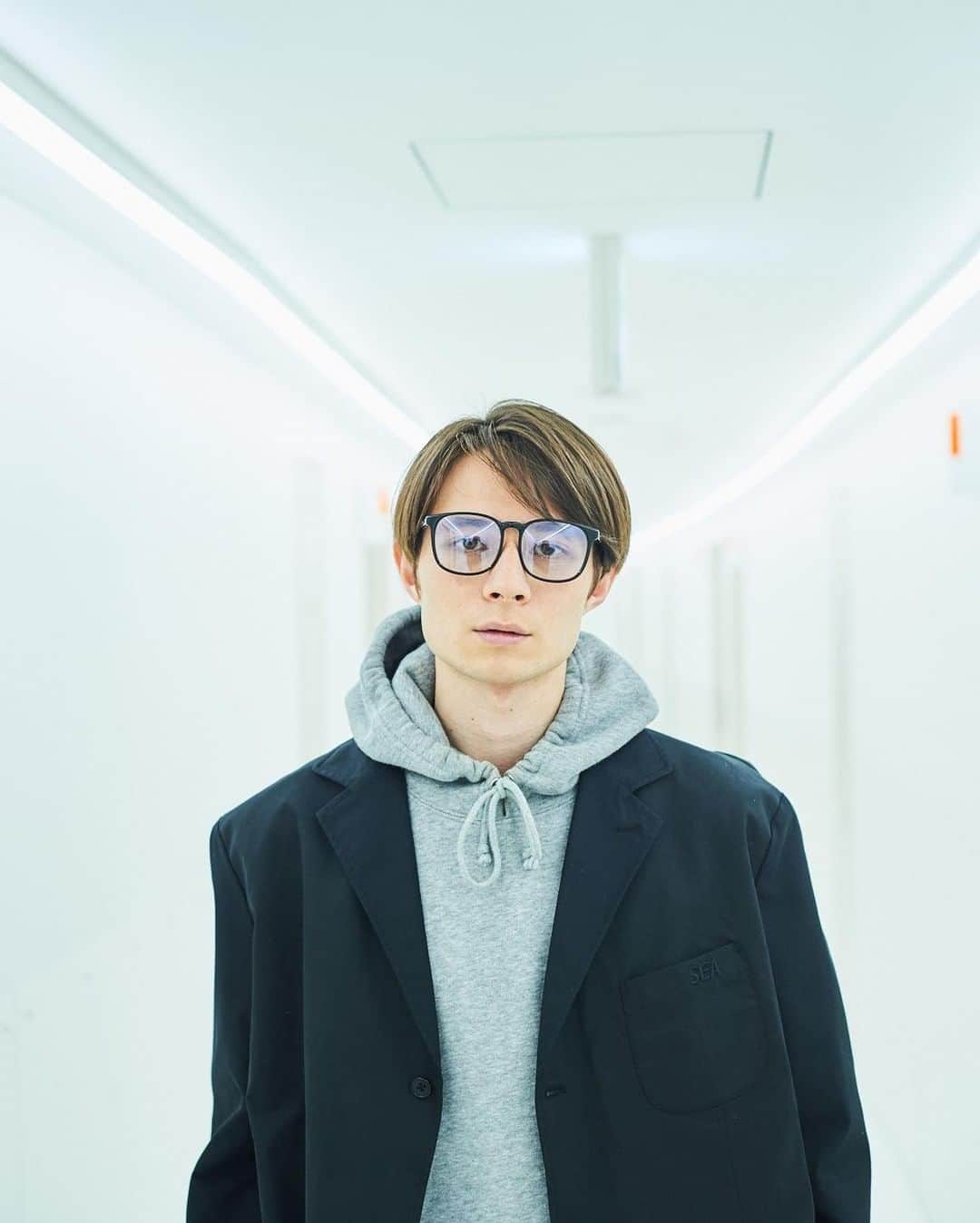Zoff Officialのインスタグラム：「Zoff×WIND AND SEA  Zoff オンラインストア先行予約は2月25日（火）11:00よりSTART!! Zoff店頭の発売日は3月6日（金） . #ZoffSEA #Zoff #WINDANDSEA @zoff_eyewear @windandsea_wear . 【着用品番】 ZH201G02_14E1 【発売予定日】 （先行予約）2020年2月25日（火）11:00 →Zoff オンラインストア・Zoff楽天市場店 2020年2月29日（土）12:00→ WIND AND SEAオフィシャル オンラインストア・中目黒店舗 2020年3月6日（金）→Zoff店舗（限定67店舗） 【注意事項】 Zoff 原宿店は3月6日（金）に限り本コラボレーション商品の発売を10:00より開始いたします。また、混雑状況により10:00に抽選を実施し、抽選順による入店とさせていただきます。お一人様の購入制限を設けさせて頂く場合がございますのでご了承ください。 . 【種類】 5型 全18種類 ※6種類はZoff 原宿店、Zoff オンラインストア、Zoff 楽天市場店、及びWIND AND SEA NAKAMEGURO、WIND AND SEA オフィシャル オンラインストア限定商品となります。 【価格】 7,500円（税別）※オリジナルのメガネケース・メガネ拭き付き 【Zoff取扱店舗】  Zoff67店舗（予定）、Zoff オンラインストア、Zoff 楽天市場店、Zoff ZOZOTOWN店 . Image Look Staff Credit Models @kkcc_  Photography @takashikumagai_official  Styling @tokichang  Makeup Haruka Morishita .」