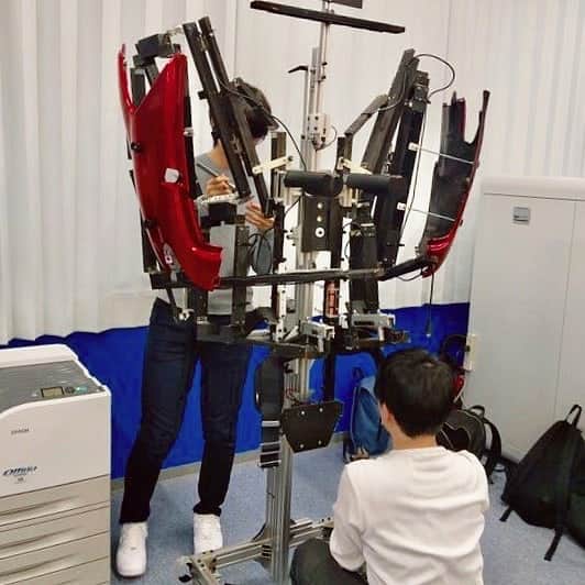 日本工学院さんのインスタグラム写真 - (日本工学院Instagram)「【企業連携プロジェクト「オリジナルロボット製作」】 八王子キャンパスの機械設計科1年生が、 外骨格ロボットメーカーと連携してオリジナルロボットを製作!! ２月２１日（金）から３日間開催された卒業展でお披露目しました！ . . 「#日本工学院」をチェック！！学生が投稿したリアルな日常風景を見ることができますよ！ . . #nihonkogakuin #専門学校 #日本工学院八王子専門学校 #日本工学院専門学校 #教職員投稿写真 #機械設計科 #産学連携プロジェクト #若きつくりびと #ロボット工学 #ロボコン #ロボット #エンジニア #プログラミング  #機械 #技術 #設計  #夢に向かって #頑張るぞ  #将来像 #夢が叶う場所 #夢を叶える」2月24日 12時01分 - nihonkogakuin