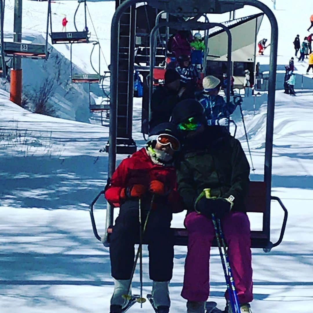 内田恭子さんのインスタグラム写真 - (内田恭子Instagram)「全く誰だか分からないね笑。右、私。左、ボク。滑っている時も時折後ろを見て「ママ大丈夫？」と確認してくれる。頼もしくなったなあ。  #ski #家族スキー　#内田恭子　#kyokouchida」2月24日 12時03分 - kyoko.uchida.official