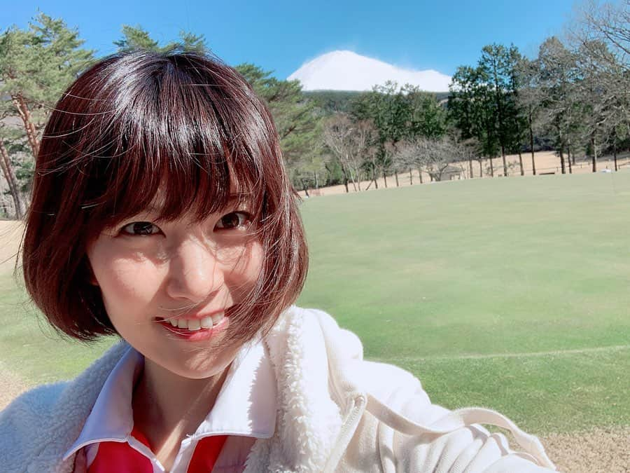 天乃舞衣子のインスタグラム：「2月23日は富士山の日！ 昨日は祖父母と母とゴルフへ⛳️ スコアが良くてご機嫌の祖父に、 手芸で手を痛めてテーピングまみれなのに、ドライバーを使わないでも、かっ飛ばす祖母。バケモノでした。  #富士山の日  #富士小山ゴルフクラブ  #みそじんパーカー」