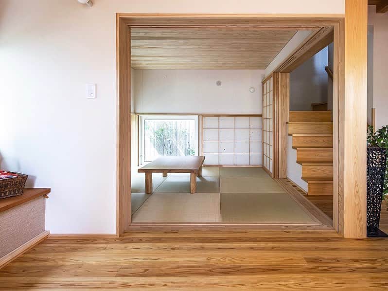 シーエッチ建築工房 さんのインスタグラム写真 - (シーエッチ建築工房 Instagram)「* 《 宝塚市＊木の家見学会 》 阪急山本駅、徒歩約15分。 人気のエリアの木の家が このたび完成を迎えます。 ⠀⠀⠀⠀⠀⠀⠀⠀⠀⠀⠀ ■ このお家の見どころ ・コンパクトな分譲地 ・住宅密集地で建てる木の家 ・あれもこれも叶えた暮らし ・回遊性のある家事動線 ⠀⠀⠀⠀⠀⠀⠀⠀⠀⠀⠀ ■ HOUSE DATA 木造二階建て 1階床面積 / 60.86㎡　2階床面積 / 43.68㎡ 延床面積 / 104.54㎡(31.62坪) 敷地面積 / 100.09㎡(30.28坪) ⠀⠀⠀⠀⠀⠀⠀⠀⠀⠀⠀ ■ 開催日時 2月29日(土)　13:00-/14:00-/15:00- 3月  1日(日)　11:30-/13:00-/15:00- 3月  2日(月)　終日ご予約可能 ⠀⠀⠀⠀⠀⠀⠀⠀⠀⠀⠀ ※完全予約制の見学会です。 　希望の見学時間をご連絡ください。 ⠀⠀⠀⠀⠀⠀⠀⠀⠀⠀⠀ ⠀⠀⠀⠀⠀⠀⠀⠀⠀⠀⠀ ■ お問い合わせ 0798-52-8863 受付時間：9～17時（定休日：毎週水曜日） もしくは以下URLよりお問合せください。 https://www.ch-wood.co.jp/event/2019/12/01183849.html https://www.facebook.com/events/223142358714308/ ⠀⠀⠀⠀⠀⠀⠀⠀⠀⠀⠀ ■ 会場 兵庫県宝塚市 阪急山本駅よりより車で約５分 ※ご予約確定後、詳細地図をお送りいたします。 ※写真は過去の施工事例です」2月24日 12時05分 - ch_kenchiku