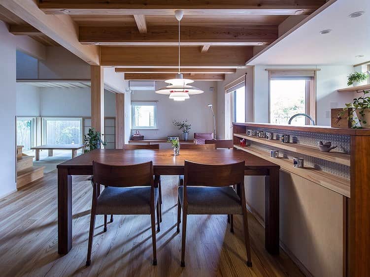 シーエッチ建築工房 さんのインスタグラム写真 - (シーエッチ建築工房 Instagram)「* 《 宝塚市＊木の家見学会 》 阪急山本駅、徒歩約15分。 人気のエリアの木の家が このたび完成を迎えます。 ⠀⠀⠀⠀⠀⠀⠀⠀⠀⠀⠀ ■ このお家の見どころ ・コンパクトな分譲地 ・住宅密集地で建てる木の家 ・あれもこれも叶えた暮らし ・回遊性のある家事動線 ⠀⠀⠀⠀⠀⠀⠀⠀⠀⠀⠀ ■ HOUSE DATA 木造二階建て 1階床面積 / 60.86㎡　2階床面積 / 43.68㎡ 延床面積 / 104.54㎡(31.62坪) 敷地面積 / 100.09㎡(30.28坪) ⠀⠀⠀⠀⠀⠀⠀⠀⠀⠀⠀ ■ 開催日時 2月29日(土)　13:00-/14:00-/15:00- 3月  1日(日)　11:30-/13:00-/15:00- 3月  2日(月)　終日ご予約可能 ⠀⠀⠀⠀⠀⠀⠀⠀⠀⠀⠀ ※完全予約制の見学会です。 　希望の見学時間をご連絡ください。 ⠀⠀⠀⠀⠀⠀⠀⠀⠀⠀⠀ ⠀⠀⠀⠀⠀⠀⠀⠀⠀⠀⠀ ■ お問い合わせ 0798-52-8863 受付時間：9～17時（定休日：毎週水曜日） もしくは以下URLよりお問合せください。 https://www.ch-wood.co.jp/event/2019/12/01183849.html https://www.facebook.com/events/223142358714308/ ⠀⠀⠀⠀⠀⠀⠀⠀⠀⠀⠀ ■ 会場 兵庫県宝塚市 阪急山本駅よりより車で約５分 ※ご予約確定後、詳細地図をお送りいたします。 ※写真は過去の施工事例です」2月24日 12時05分 - ch_kenchiku