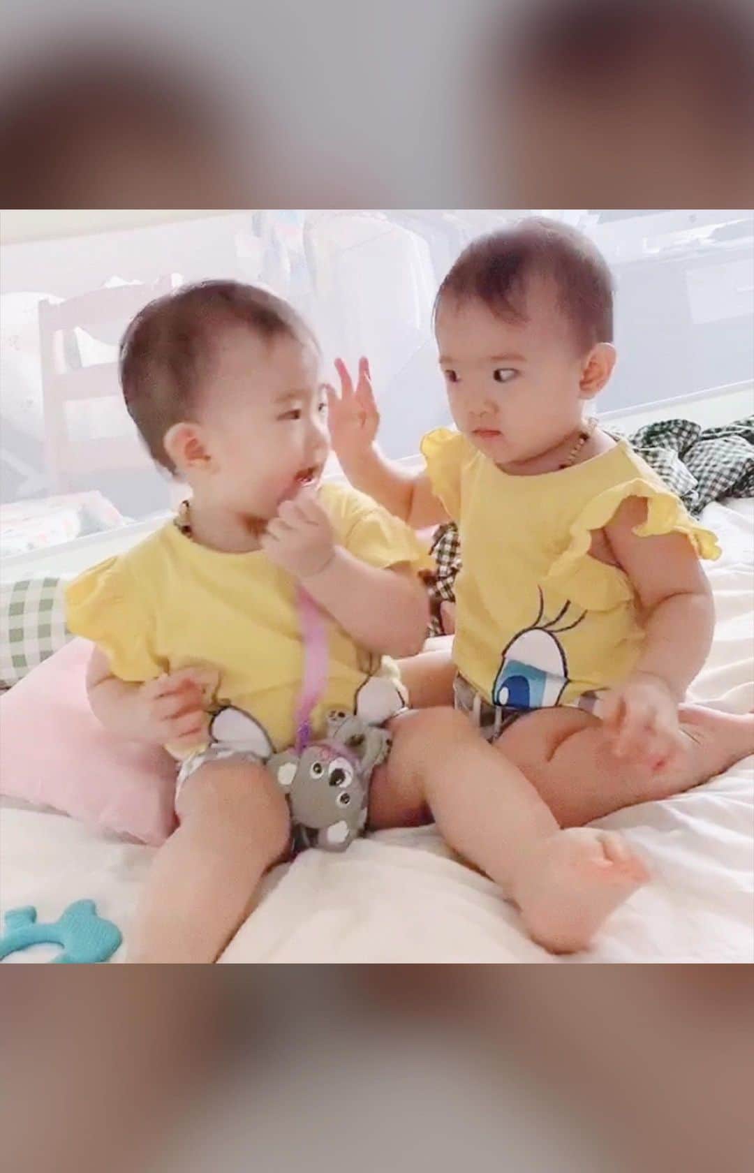 ジェシカ・ヤマダのインスタグラム：「. Jadi sekarang tuh Arya lagi hobi banget gigit2, termasuk gigitin Arwen. 😭 To be honest, I have myself to blame for this, soalnya waktu mereka kecil (lebih kecil dari sekarang maksudnya 🤣) itu aku saking gemesnya sama mereka, sering banget aku gigit2in mereka di kuping, lengan, betis, pantat, HUUU ABIS GMZZZ. 🙀🙀🙀😭😭😭💞💞💞 Then sekarang si Arya kayaknya ikutin akuuu dan Arwen jadi korban. 😭😭😭😭😭😭😭😭 Aku sih gigitnya ga sampe luka, karena kan gigit2 gemes becanda aja kan, tapi Arya mana ngertiii, jadilah Arwen sekarang luka sana sini karena gigitan Arya yang serius. 😩💔 Btw mereka sejak umur 1 tahun masing2 udah ada 8 gigi ya, dan aku juga pernah digigit Arya, itu suakiiiitttnyaaa. 🙀 Ga lagi2 deh aku gigit mereka huhu. Walau gmz, aku seruduk n cium2 vakum aja (yang sering liat Story aku pasti tau cium vakum kaya gimana). 😂 . #jessshares @jessbebes #lifewithtwins」