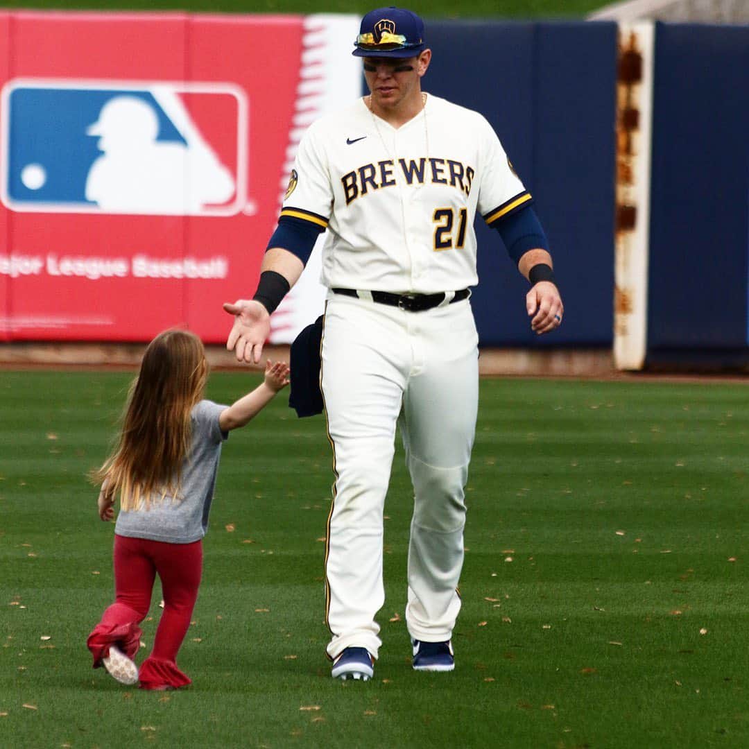 MLBさんのインスタグラム写真 - (MLBInstagram)「@lomogram warming up with his daughter is the wholesome content you need to see tonight. ❤️ 📽: @brewers」2月24日 12時16分 - mlb