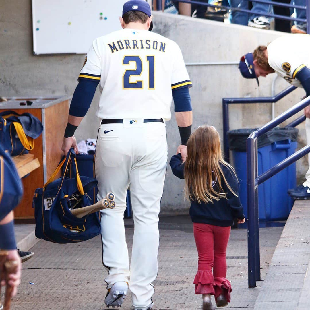 MLBさんのインスタグラム写真 - (MLBInstagram)「@lomogram warming up with his daughter is the wholesome content you need to see tonight. ❤️ 📽: @brewers」2月24日 12時16分 - mlb