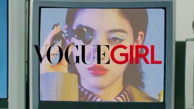 Yusuke Saekiのインスタグラム：「NEW work @miyoshi.aa @voguegirljapan 今回は女スパイをテーマにメイクをしました〜彩花ちゃんすごいメイク似合うから色々アイデアが止まらなく3回もメイクチェンジさせて貰いました💚是非ご覧下さい^ ^#Repost 2月のGIRL OF THE MONTHは三吉彩花❤️ SPYに扮してアナログの世界へ📺✨　#girlofthemonth  MODEL : AYAKA MIYOSHI PHOTOS & VIDEOS ：TAKAHIRO IGARASHI（SIGNO） STYLING : AYAKA ENDO HAIR : KOTARO(SENSE OF HUMOUR) MAKEUP : YUSUKE SAEKI(EIGHT PEACE) NAIL : MOEKO NAKAMURA GRAPHIC FONTS : JUNICHI SOMEYA SET DESIGN : AKIHIRO YAMAYA WEB DESIGN : AI NAKAI EDITOR : CHIKAKO KURAZUMI」