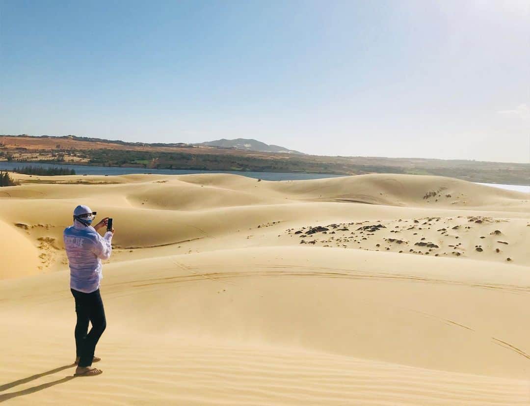 イ・キョンのインスタグラム：「Troi oi.... I can't open my eyes.... 😅😅 Beautiful desert.... in Mui ne.....🏜🏜 #이켠」