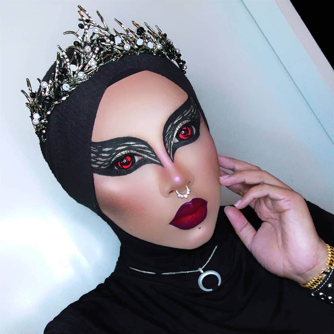 queenoflunaのインスタグラム：「💗Black Swan💗 Everyday is Halloween for makeup artists and horror fans 🕸👿 . Hope Monday is treating you all well 😎 . P/S my other red lenses were damaged soo had to use Naruto eyes 😭 . Products used: . ▪ Lips: @nyxcosmetics_my soft matte lipcream in Transylvania and Monte Carlo from the NYX x Chilling Adventures of Sabrina collection ▪ Eyes: @katvondbeauty tattoo liner in trooper black | @katvondbeauty lash liner in trooper black | @katvondbeauty Metal Crush in gold skool ▪ Blush: @nyxcosmetics_my Sweet Cheeks in totally chill ▪ Lenses: were originally "Mangekyo Sharingan" lenses from @colouredcontacts but I edited the outer black ring . . . #blackswan #blackswanmakeup #halloweenmakeup #nyxcosmeticsmy #katvondbeauty #colouredcontacts #nyxcosmetics #natalieportman」