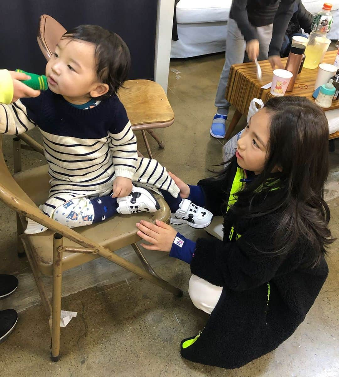 ウンチェさんのインスタグラム写真 - (ウンチェInstagram)「. 촬영장에 따라 온 , 이유 동생 봄이 👶🏻 밖에서도 #동생앓이 하는  아가 좋아하는 #은채 👧🏻 . 봄이 보더니 뜽유 보고 싶다며🙊 . . . #키즈모델 #이은채  #kidsmodel #Eunchae #촬영대기중 #아가사랑 #타고난 #모성애」2月24日 12時23分 - __leehye