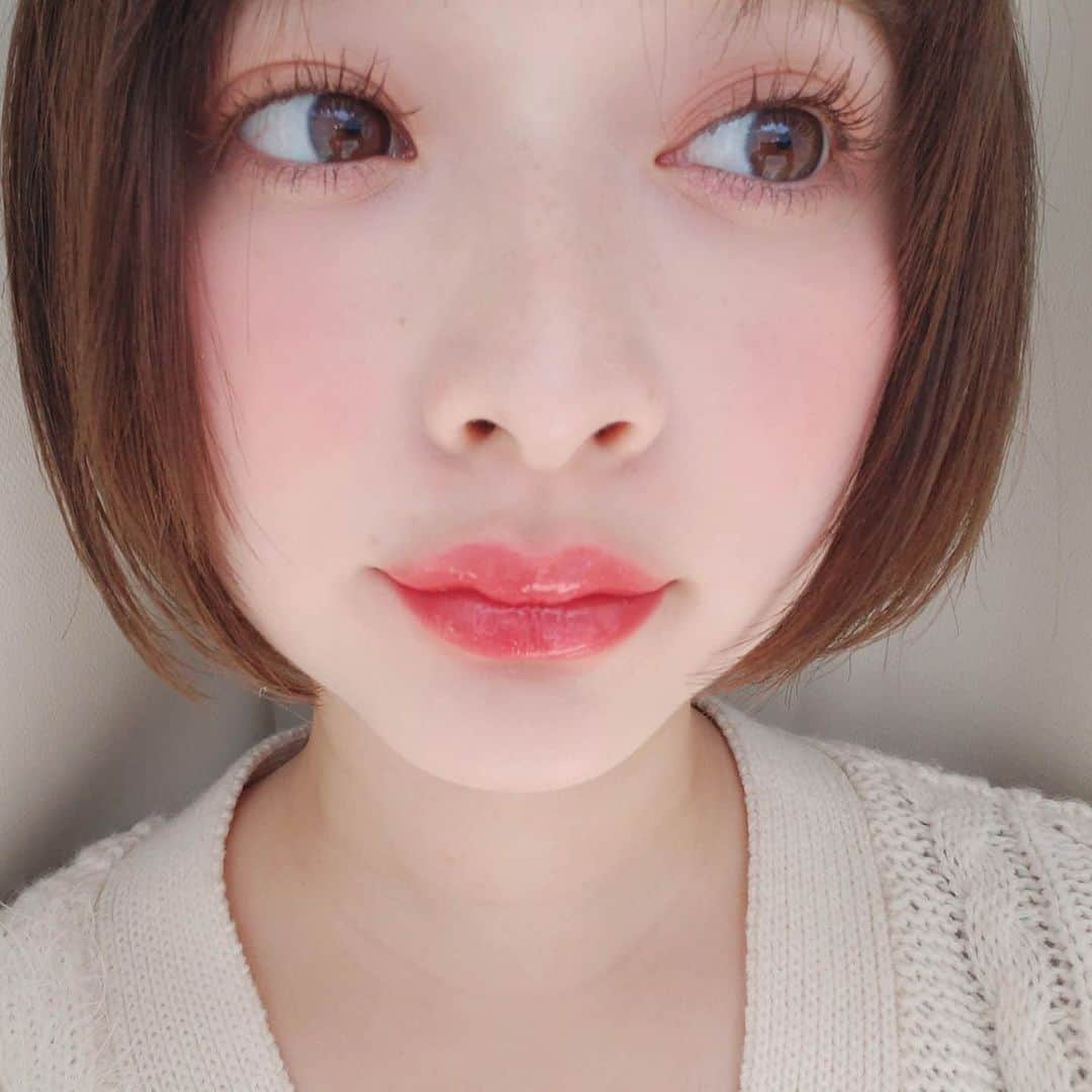 齊藤美沙貴さんのインスタグラム写真 - (齊藤美沙貴Instagram)「青色と紫ラメのリップグロス 今日は全体的にピンクのメイク🥰🥰 ㅤㅤㅤㅤㅤㅤㅤㅤㅤㅤㅤㅤㅤ 私的春のメイクはツヤより、ふわっとしたくて パウダー使ったファンデーションで仕上げました🌸 ㅤㅤㅤㅤㅤㅤㅤㅤㅤㅤㅤㅤㅤ #ピンクメイク#春メイク#ナチュラルメイク」2月24日 12時23分 - misya_kids