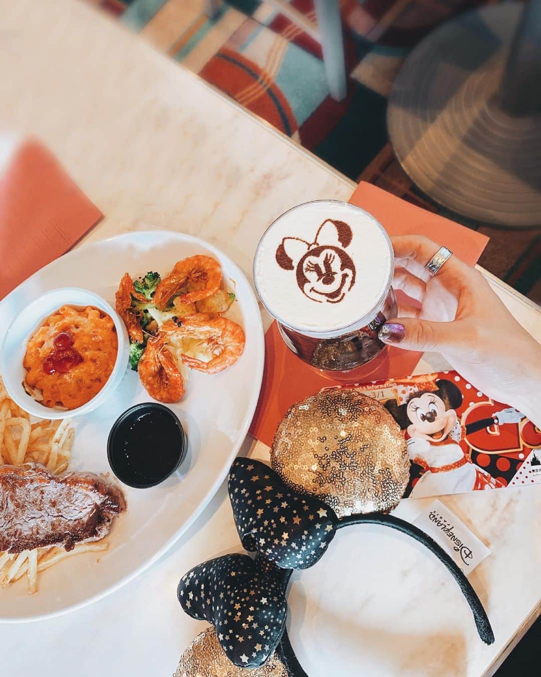 のインスタグラム：「📍Disney land Center Street CoffeeHouse🏰 . . 3月中旬までの スペシャルコンビプレートと アイスカフェモカ☕️❤️ ミニーちゃんが可愛すぎる❤︎ 中にコーヒーゼリーも入っていて上のクリームと 全部かき混ぜて飲むとめっちゃ美味しい🥺 . プレートは海老が一番🦐美味しかった♡ 何個でも食べられる🥳 . #ディズニーランド#ディズニー #ディズニーフード#ariifood#disney #ベリーベリーミニー#夢が叶う場所」