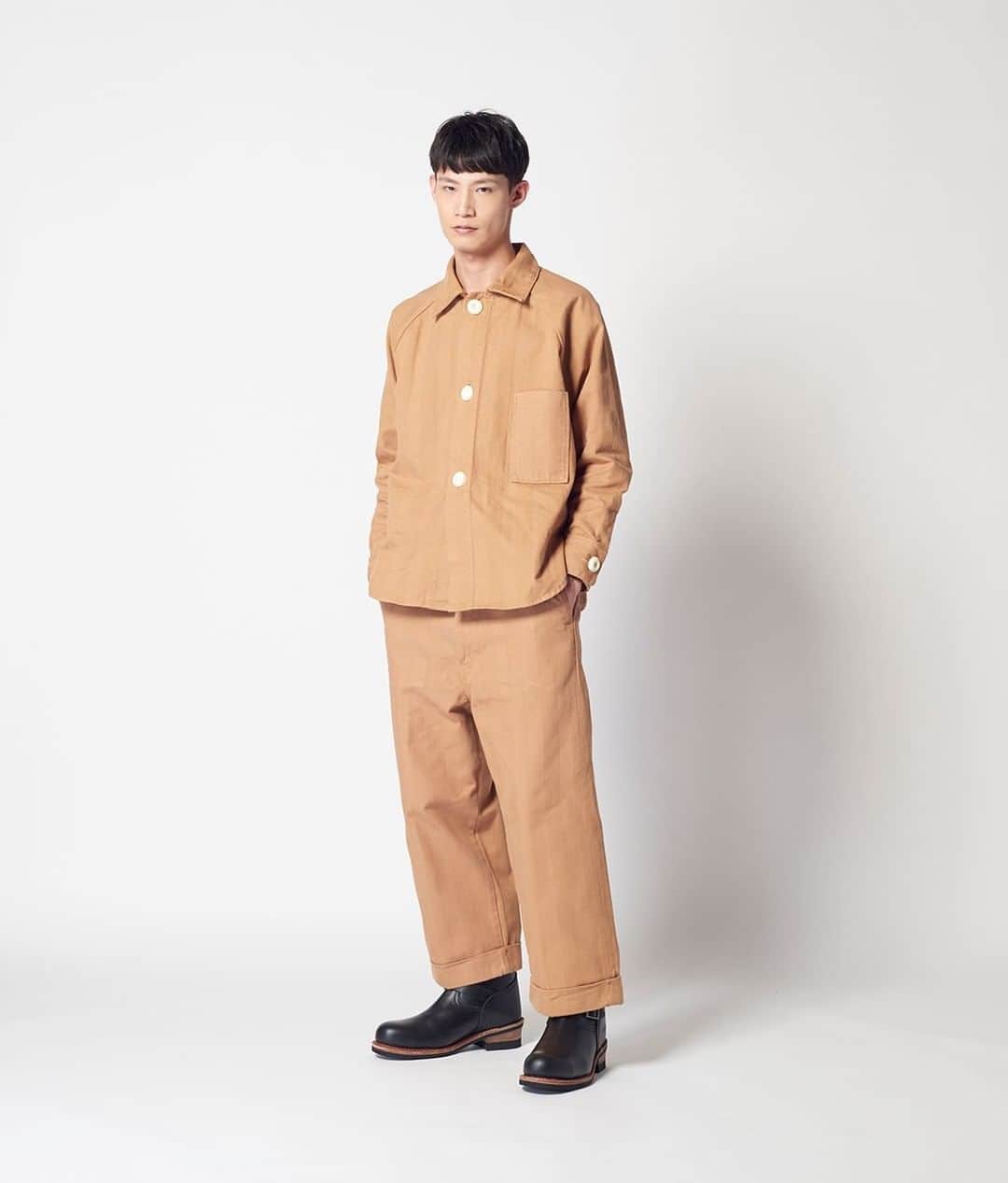 のインスタグラム：「BUDDY LEE ... ・TROUSERS ・WORK SHIRTS ... Leeが当時注力していた。広告活動の一環として1920年に誕生したBuddyLee。12センチのずんぐりとした愛らしい人形にミニチュアにLee製品を着せ販売していた。 今回のラインナップはBuddyLeeが着るミニチュア化したアイテムを等倍で拡大し、サイズだけでなく細部のディテールまで再現した。 TROUSERの等倍に拡大されたウエストベルトと裾のステッチ。バックポケットはミニチュアを再現しダミーとなっている。ヘリンボーンのピッチ、タグ、縫製、ステッチピッチまで拡大し、ミニチュアの雰囲気を演出している。 SHIRTSの特徴は前立ての大きなボタン、通常のシャツには使用されない直径30mmのボタン。織糸やチェックの柄、タグに至る部分を拡大しミニチュアの雰囲気を演出している。 ... #lee #leejeans #leejeansjp #buddylee #trousers #workshirts」