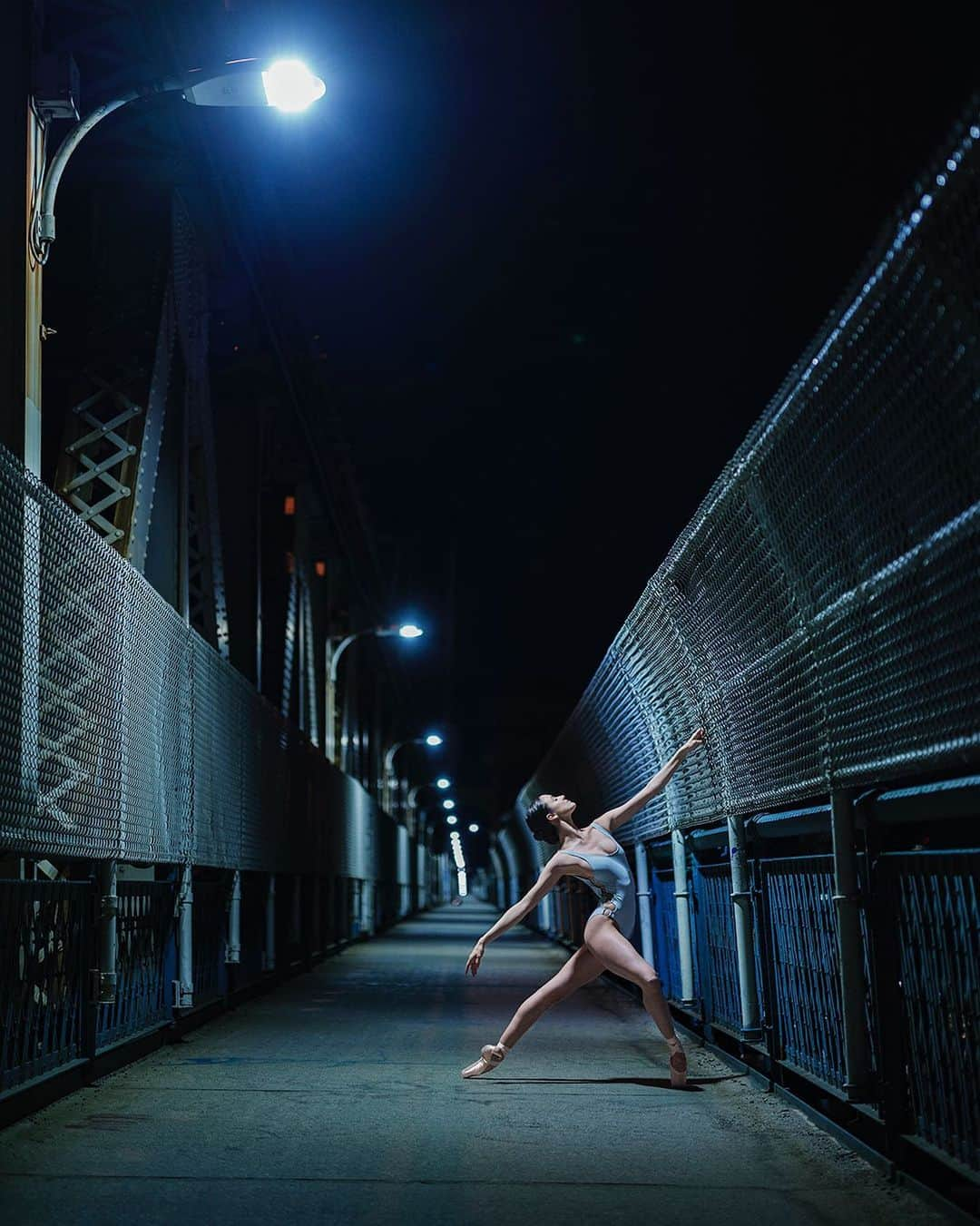 ballerina projectさんのインスタグラム写真 - (ballerina projectInstagram)「Brittany DeGrofft on the Manhattan Bridge. #ballerina - @brittles1152 #manhattanbridge #newyorkcity #ballerinaproject #ballerinaproject_ #ballet #dance #pointe #brittanydegrofft  The Ballerina Project book is now available. Go to @ballerinaprojectbook for info. #ballerinaprojectbook  Purchase one of the last remaining limited edition prints. Link is located in our Instagram profile.」2月24日 23時23分 - ballerinaproject_