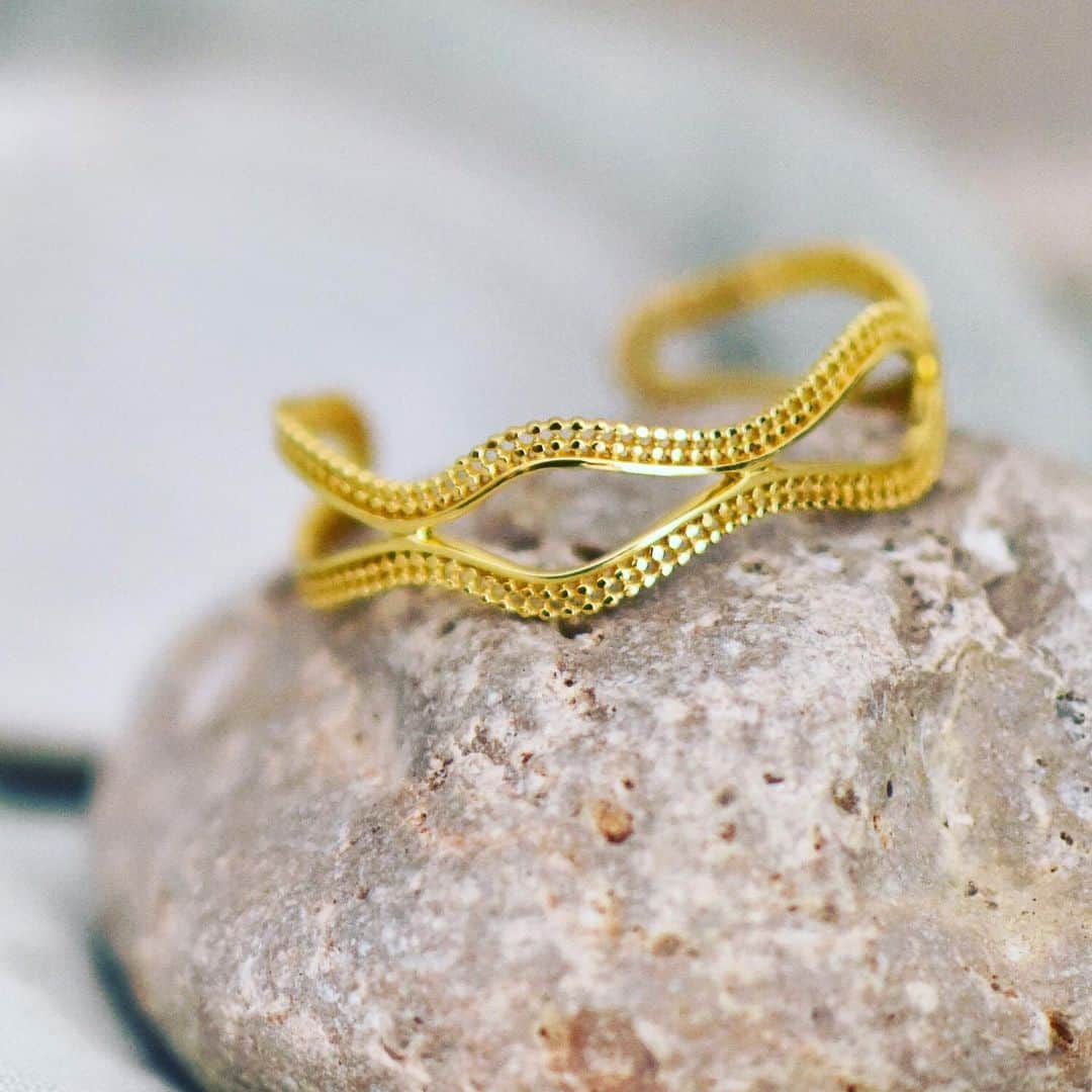 のインスタグラム：「Etrusca double wave bangle. Double the impact. Shop Etrusca online 👉 http://bit.ly/2YHevA2」