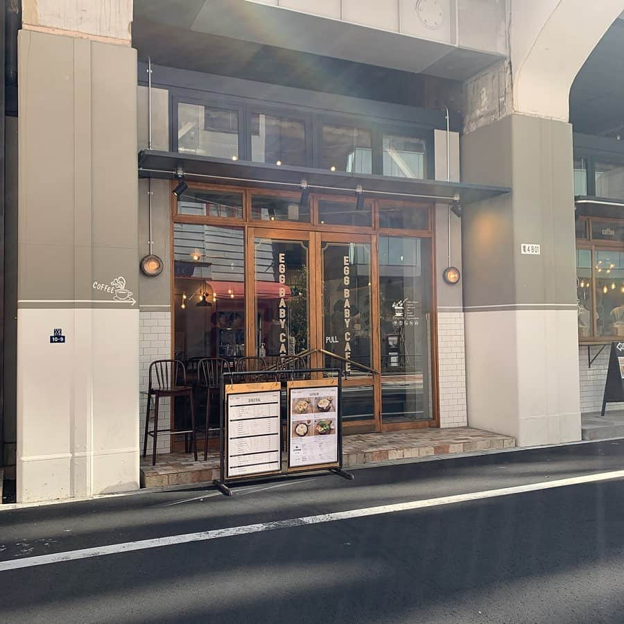 りょうくんグルメさんのインスタグラム写真 - (りょうくんグルメInstagram)「【御徒町　Egg Baby Cafe】 超絶品の卵サンド😏 ㅤㅤㅤㅤㅤㅤㅤㅤㅤㅤㅤㅤㅤ 🏠#御徒町　#EggBabyCafe 🚶‍♂️JR御徒町駅南口徒歩2分 上野広小路駅3分 📖エッグベイビーサンドwithフレンチフライ (¥900+tax) setドリンク(¥200+tax)  すっごく香ばしい！！！ サクサクのトースト、とろりとした半熟卵に、中には細かめにつぶした茹で卵！ しょっぱさがちょうどいい胡椒の利き方天才的。 こんなうまいたまごサンドはじめて。 半熟卵だけかと思ったらその下も卵って最高。 トーストの下にはポテトでぬかりない。 ㅤㅤㅤㅤㅤㅤㅤㅤㅤㅤㅤㅤㅤ  最初に注文するタイプ。 ランチは四種類。サンドはサラダがついてる。 ドリンクは200+taxでつけられる。 ㅤㅤㅤㅤㅤㅤㅤㅤㅤㅤㅤㅤㅤ お水はセルフ。 女性多めだけど男性もけっこういる。 6:4くらいの割合。 ㅤㅤㅤㅤㅤㅤㅤㅤㅤㅤㅤㅤㅤ 店内めっちゃ広いし席数多い。 オープンキッチン。 テーブル席もお一人様席も多いから一人でも入りやすい。今まで紹介したカフェの中でもトップクラスのお一人様しやすさ。 コンセントあり。 ㅤㅤㅤㅤㅤㅤㅤㅤㅤㅤㅤㅤㅤ とにかく雰囲気がめっちゃいい。 かなりくつろげる。 ㅤㅤㅤㅤㅤㅤㅤㅤㅤㅤㅤㅤㅤ 祝日11時20分ではけっこう席空いてた。 年齢層かなり幅広い。 意外だったのが学生くらいの年代が少なかったこと。大人が多かった。 ㅤㅤㅤㅤㅤㅤㅤㅤㅤㅤㅤㅤㅤ 友達とも来れるしデートにも使えるし 使い勝手いい！ まじでばかうまいから絶対食べたほういい。 オススメの極み。  ランチタイム10:00〜14:00 人気のプリンは14:00から。 次はプリン食べにいく。 ㅤㅤㅤㅤㅤㅤㅤㅤㅤㅤㅤㅤㅤ 東京駅からも近いし歩いて上野にも行けるし、東京旅行きたら絶対寄っておきたいね〜 ㅤㅤㅤㅤㅤㅤㅤㅤㅤㅤㅤㅤㅤ てか御徒町ってほぼ上野やん。 上野熱いわ。 ㅤㅤㅤㅤㅤㅤㅤㅤㅤㅤㅤㅤㅤ  ㅤㅤㅤㅤㅤㅤㅤㅤㅤㅤㅤㅤㅤ 東京都台東区上野5-10-9  10：00～22：00」2月24日 21時56分 - uryo1113