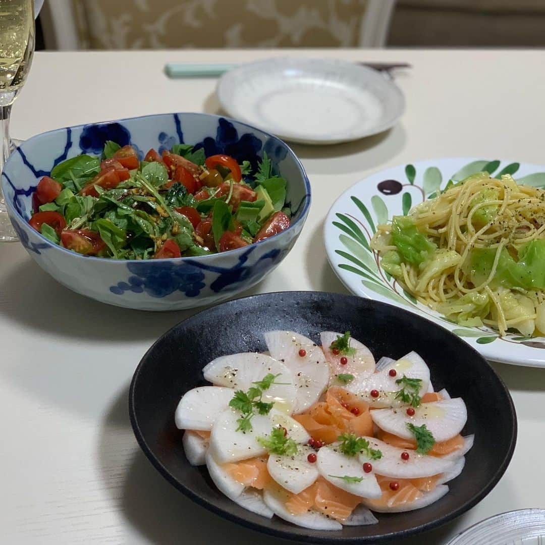 レイチェル・チャンさんのインスタグラム写真 - (レイチェル・チャンInstagram)「I was so used to eating out, couldn’t imagine myself cooking at home.  Now it’s a refreshing moment between work. 三食外食で作ってもらう事がほとんどだったけど、仕事の合間のリフレッシュとして楽しくおうちでごはん作るようになるとは自分でも驚きです。まだまだ初心者ですが、お酒に合う料理しか作りませんが…🤣 #お酒に合うおうちごはん #homemadefood #dinner #おうちごはん　#おうちバル　#大根とサーモンのマリネ　#米粉パスタ　#アンチョビパスタ　#キャぺぺロンチーノ #レイチェル自炊 #居酒屋麗蝶」2月24日 21時51分 - rachelchanjpn