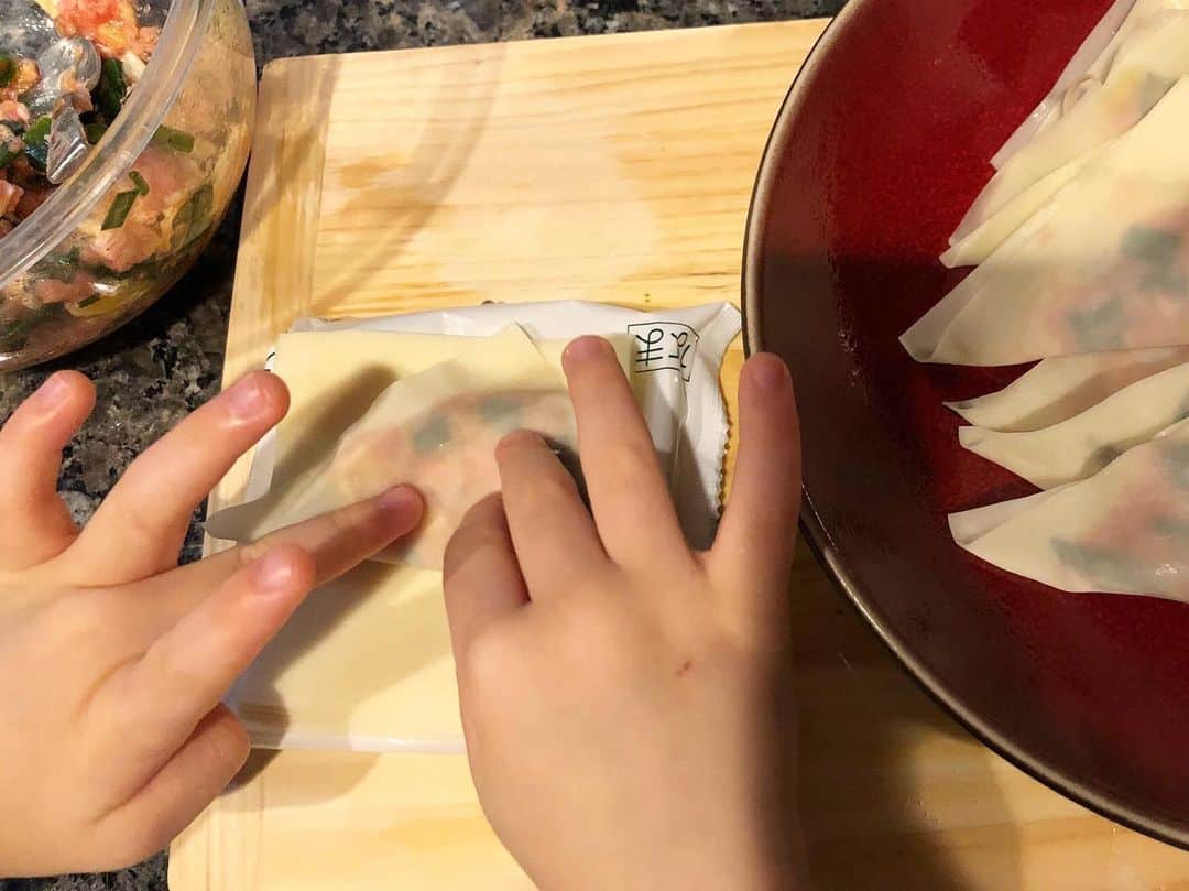 松丸友紀さんのインスタグラム写真 - (松丸友紀Instagram)「一緒にクッキングしたい！とお願いされ、息子と一緒に簡単に包めるワンタンに挑戦してみました☺️✨ 三角に包むのが楽しかったようで「ホラ！サンカクだよー」と大喜び。 揚げ焼きとワンタンスープにしていただきました。（ちょっと包みが甘くてスープの方は結構中身の具が飛び出しちゃいましたが💦） 親子でキッチンに立つ楽しさや自分で作ったものをいただく喜びを感じてもらえたらいいなと思います☺️✨ #幼児食 #おうちごはん #食育」2月24日 21時51分 - yuki_matsumaru