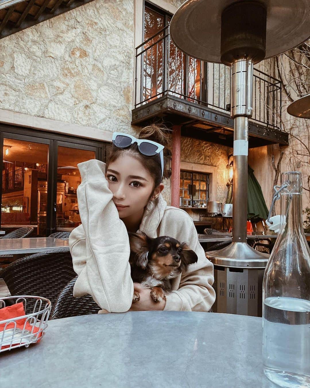 佐藤あずみのインスタグラム：「𝒉𝒂𝒑𝒑𝒚 𝒅𝒂𝒚 ☺︎ 久しぶりにみんなでお出かけ...❤︎ . ゆっくりおやすみ過ごせたね。 . 連休食べすぎたのでジムに行ってきます、、、。 . #familyday #doglover #チワックス #ポメラニアン #わんちゃんokカフェ」