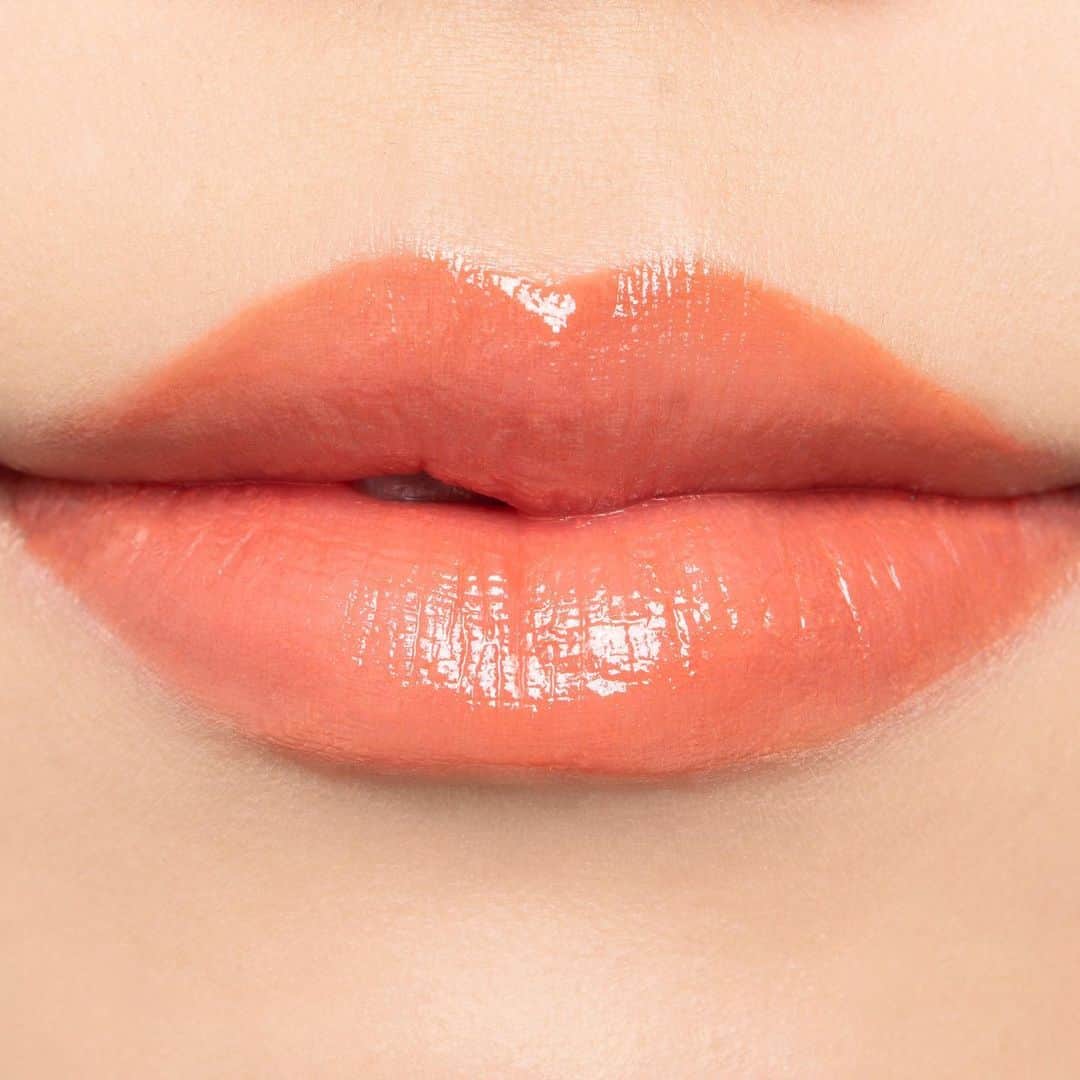 M∙A∙C Cosmetics Japanのインスタグラム：「春から新社会人になる方に﻿ おすすめのメイク💄🌸[リップ編]﻿ ﻿ やわらかい印象になるように、サーモンピンクのリップを💋リッチなテクスチャーで口もとにつや感とぷるんとした立体感をプラスする、リキッドリップをチョイスして✨﻿ ﻿ ﻿ 使用製品は2枚目をチェック👉﻿ ↓↓使用製品↓↓﻿ ☑︎ ショット オブ カラー リップ オイル: バン バン ベイビー﻿ ﻿ ﻿ MODEL:﻿ M·A·C ARTIST HARUKA SEKI @mac_ikesei﻿ PHOTO: @takaki_iwata﻿ ﻿ ㅤ﻿ #MACCosmeticsJapan #MACコスメ #MACCosmetics #メイク #コスメ #メイクアップ #アイカラー #チーク #コスメ紹介 #春メイク #春コスメ #メイク道具 #メイクプロセス #メイク用品 #セルフメイク #今日のメイク #お気に入りコスメ #新社会人 #OLメイク　#リップグロス　#リップメイク　#リップメイク　#MAClipstick #MACloveslips #MACリップ　#cosmetics #makeup」