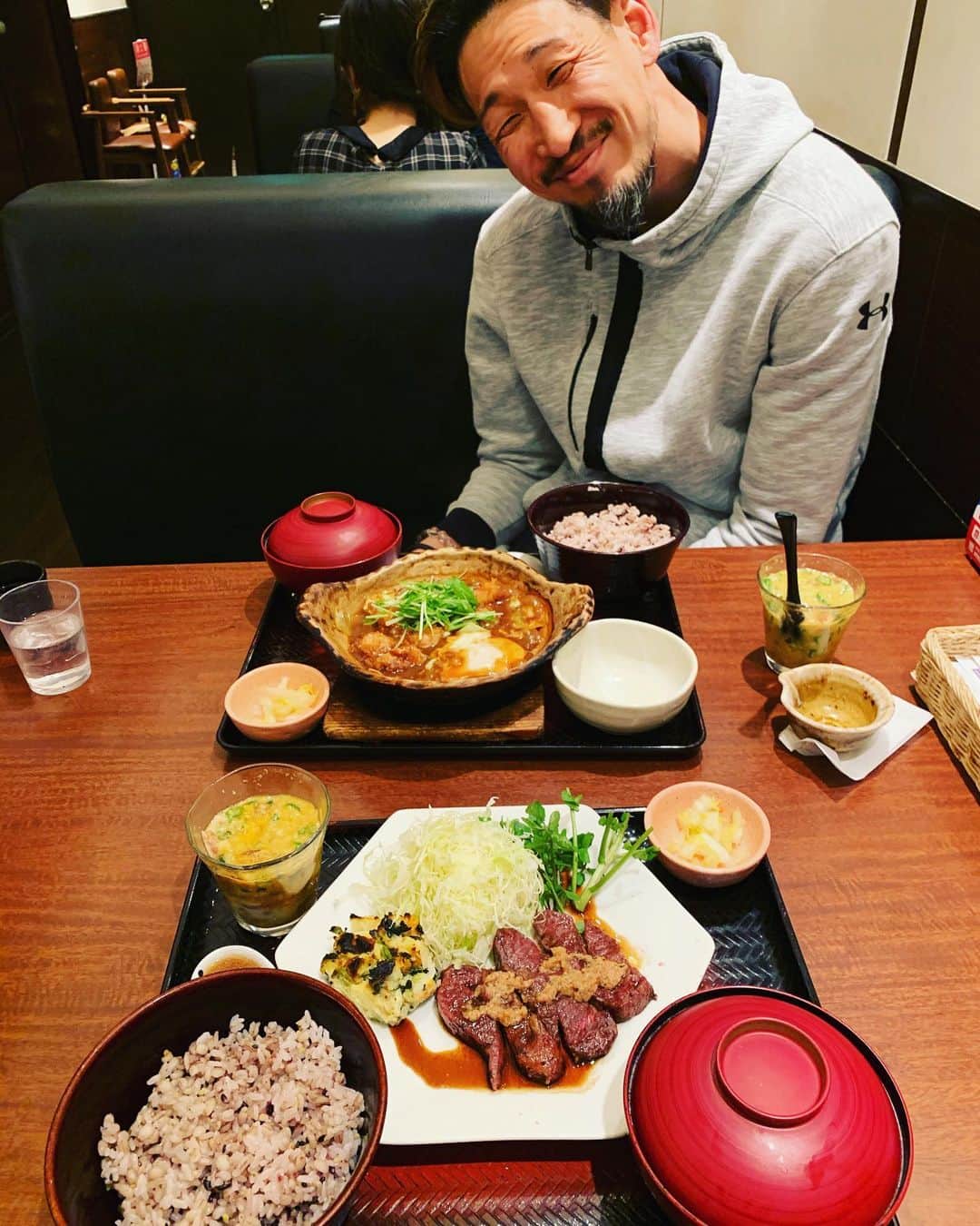 石井講祐のインスタグラム：「大戸屋withBIG'D'🏀 大学の寮の話やらなんやら🏠 新メニューのミスジステーキ定食🥩 めっちゃ美味かった！ #新メニュー試したくなる派 #安定のばくだん小鉢 #レオ代表お疲れ」