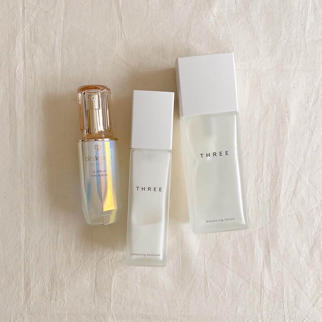 のインスタグラム：「. やっとやっと… スキンケア事情まとめました🥣 . @cledepeaubeaute 導入液 #ルセラム @threecosmetics 化粧水 #バランシングローション @threecosmetics 乳液 #バランシングエマルジョン  最近、スキンケアを一通り見直して 最終的にこれらに安定しました〜🌿 . 変えてから乾燥も全く気にならなくなり、お肌の調子がいいです🌤なにより、洗顔直後に塗る美容液を導入するだけでそのあとに塗る化粧水の浸透力が本当に違います！正直、化粧水乳液はプチプラでもいいぐらい…ブースターの大事さに気づきました◎  普段のスキンケアに+1で取り入れるだけで効果をすぐ 実感できると思います🙋🏻‍♀️(2枚目にまとめてみました) . #スキンケア#導入美容液#ブースター#オイル」