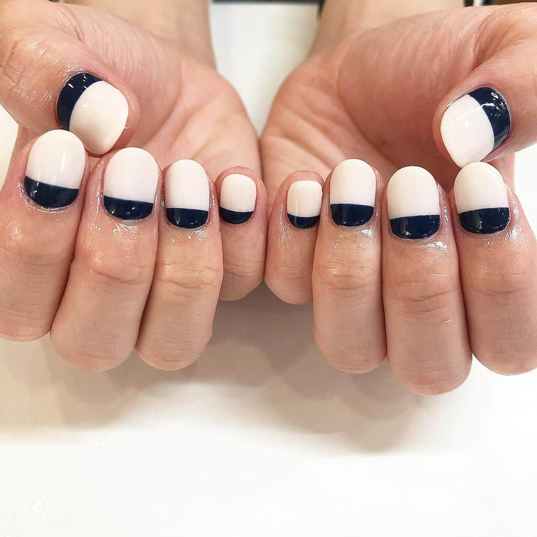 inthinkさんのインスタグラム写真 - (inthinkInstagram)「white × navy . . .  #inthink #inthinknail #nails #nail #nailart #gelnail #gelnails #ssinthink #ニュアンスネイル #ニュアンスネイルデザイン　#指甲 #指甲設計 #凝膠指甲 #光療指甲 #指甲彩繪 #手繪光療 #美甲彩繪」2月24日 21時59分 - inthink