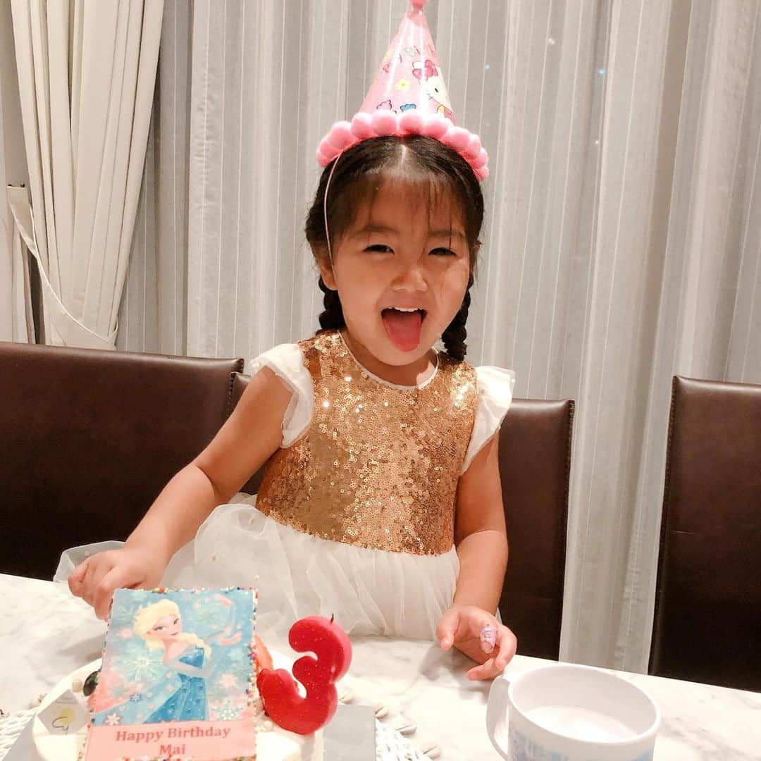 小林明実さんのインスタグラム写真 - (小林明実Instagram)「* 娘は22日で3歳になりました！！ あっとゆうだったなぁ。 もうすぐお姉ちゃんになるよ✨ 面倒みてくれるといいな✨ そして子供達皆の成長が楽しみ💖 まだまだ私も頑張らないと✨ 最後のお写真はこれまでの 娘の成長✨ あ〜懐かしい！！ * #singapore  #お誕生日 #happybirthday  #3years  #3歳  #女の子 #娘が好きな料理 #パパも息子も好きだけどね #ビュッフェスタイル #ハンバーグ #ペペロンチーノ #唐揚げ #ポテトサラダ #akemiごはん」2月24日 22時02分 - akemi.1177
