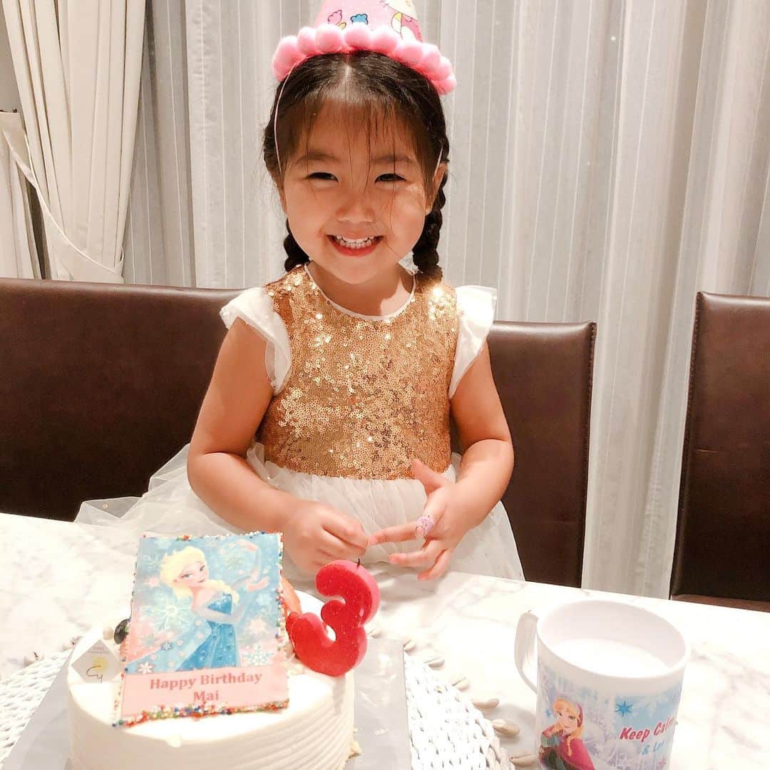 小林明実さんのインスタグラム写真 - (小林明実Instagram)「* 娘は22日で3歳になりました！！ あっとゆうだったなぁ。 もうすぐお姉ちゃんになるよ✨ 面倒みてくれるといいな✨ そして子供達皆の成長が楽しみ💖 まだまだ私も頑張らないと✨ 最後のお写真はこれまでの 娘の成長✨ あ〜懐かしい！！ * #singapore  #お誕生日 #happybirthday  #3years  #3歳  #女の子 #娘が好きな料理 #パパも息子も好きだけどね #ビュッフェスタイル #ハンバーグ #ペペロンチーノ #唐揚げ #ポテトサラダ #akemiごはん」2月24日 22時02分 - akemi.1177