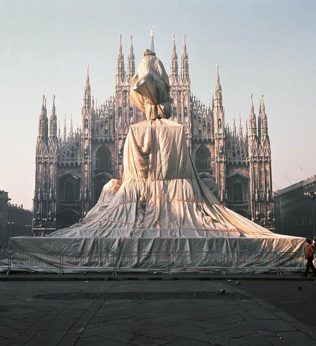 フリーダ・グスタフソンのインスタグラム：「Wrapped Monument to Vittorio Emanuele II by Jean-Claude and Christo (1970)」