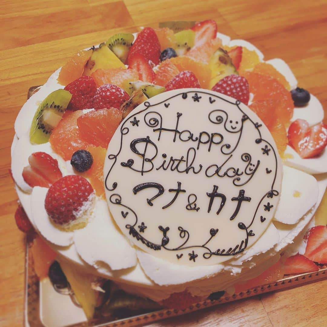 三倉佳奈さんのインスタグラム写真 - (三倉佳奈Instagram)「昨日は我が家で茉奈夫婦も一緒にお祝い。 子供たちがhappy birthday歌ってくれて、息子がわれ先にフーーーーっ🎂 もう一回やり直したけど、やはり息子が吹き消しました。笑 嬉しそうでお母ちゃんも嬉しいよー そんな34歳の誕生日☺︎ 賑やかないい一年になりそうです🌸 .  #mybirthday #birthdaycake #娘5歳#息子3歳」2月24日 22時06分 - kana_mikura0223