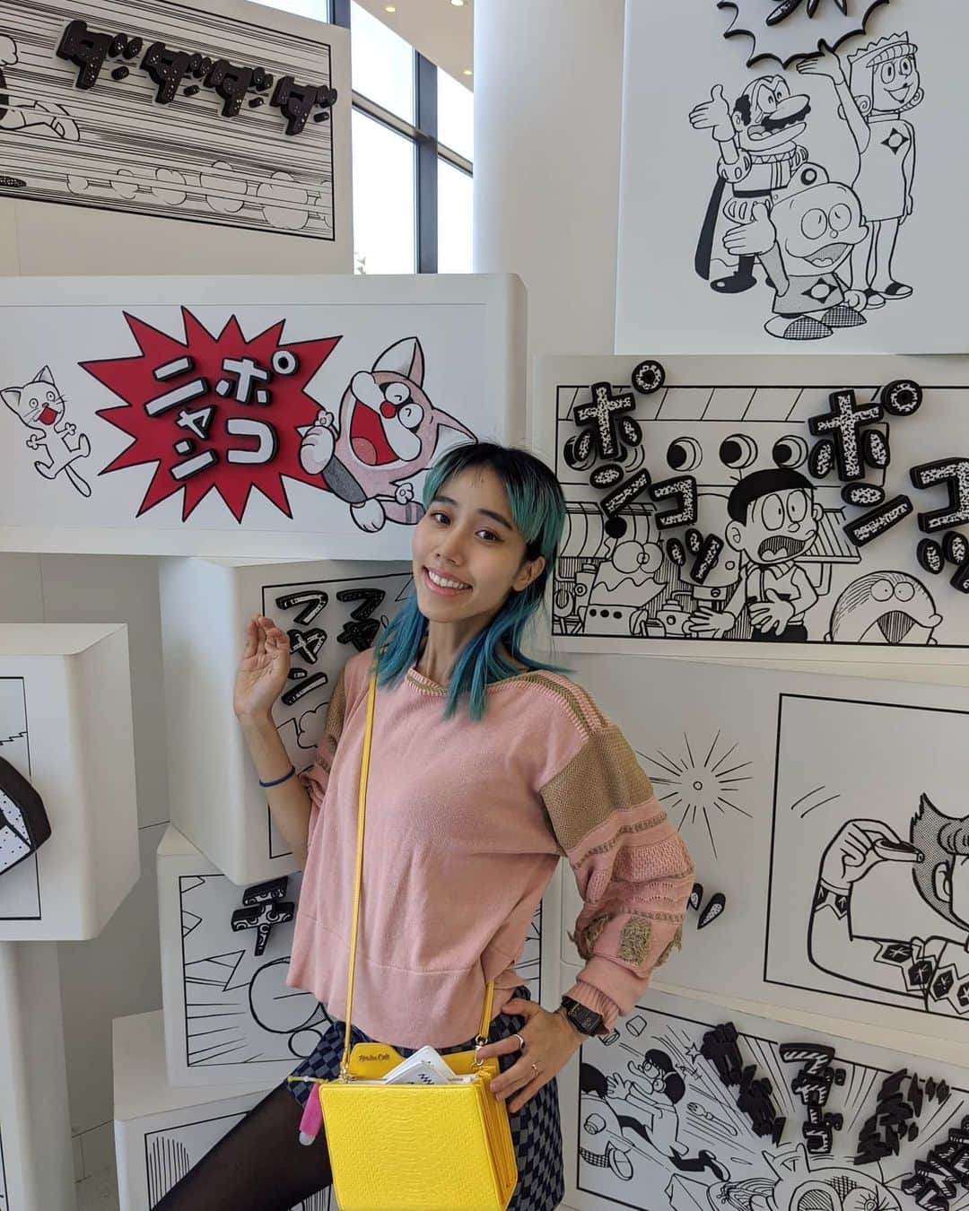 草野絵美のインスタグラム：「家族で #ドラえもんミュージアム 行ってきた〜源しずかちゃんに寄せておさげしていこうとしたら、 (パパは可愛いっていってくれたが) 息子に「似合わないからやめて！」全力で止められるの巻ww  でも、セーターが #オバQ と #ポコニャン の色に合ってた🐱💗　新しい #pixel4 で撮影してるけどめっちゃきれい…!!🥺」