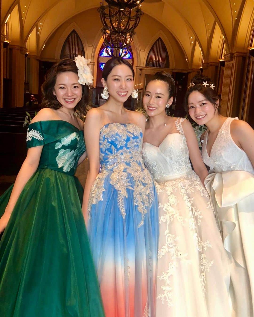 高橋佑奈のインスタグラム：「. ISAMU MORITAさんのドレスと インポートドレスを着させていただきました！！ 素敵なドレスがたくさんです😌😌 . #藻岩シャローム教会 #ブライダルフェア」