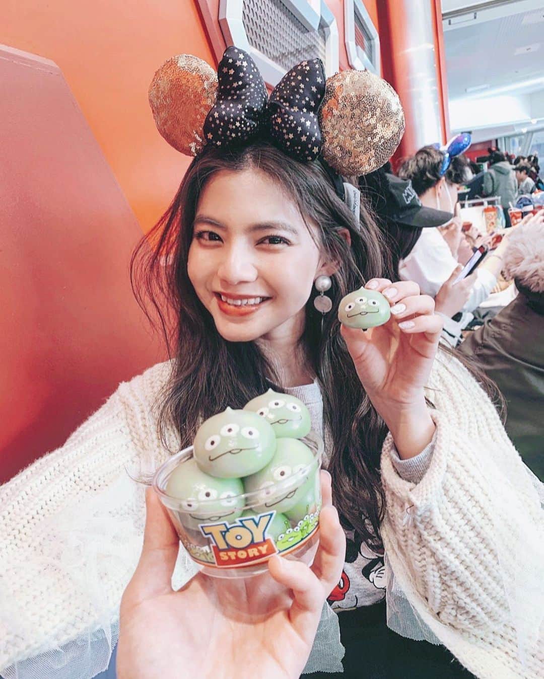 のインスタグラム：「大好きなリトルグリーンまん💚 9個盛りがあったとは！！ 今年から出たみたい❤︎ 迷いなく9個のほうにしたわ🤤 . ☑︎チョコレート×3 ☑︎ストロベリー×3 ☑︎カスタード×2 ☑︎抹茶×1  これってみんな一緒なんかな？🥳 旦那さんと仲良くシェアして食べました✌️ . .  #リトルグリーンまん9#リトルグリーンまん#ディズニーランド#ディズニー#ディズニーフード#リトルグリーンメン#ariifood#disney#ディズニーデート#デート #ベリーベリーミニー#夢がかなう場所」