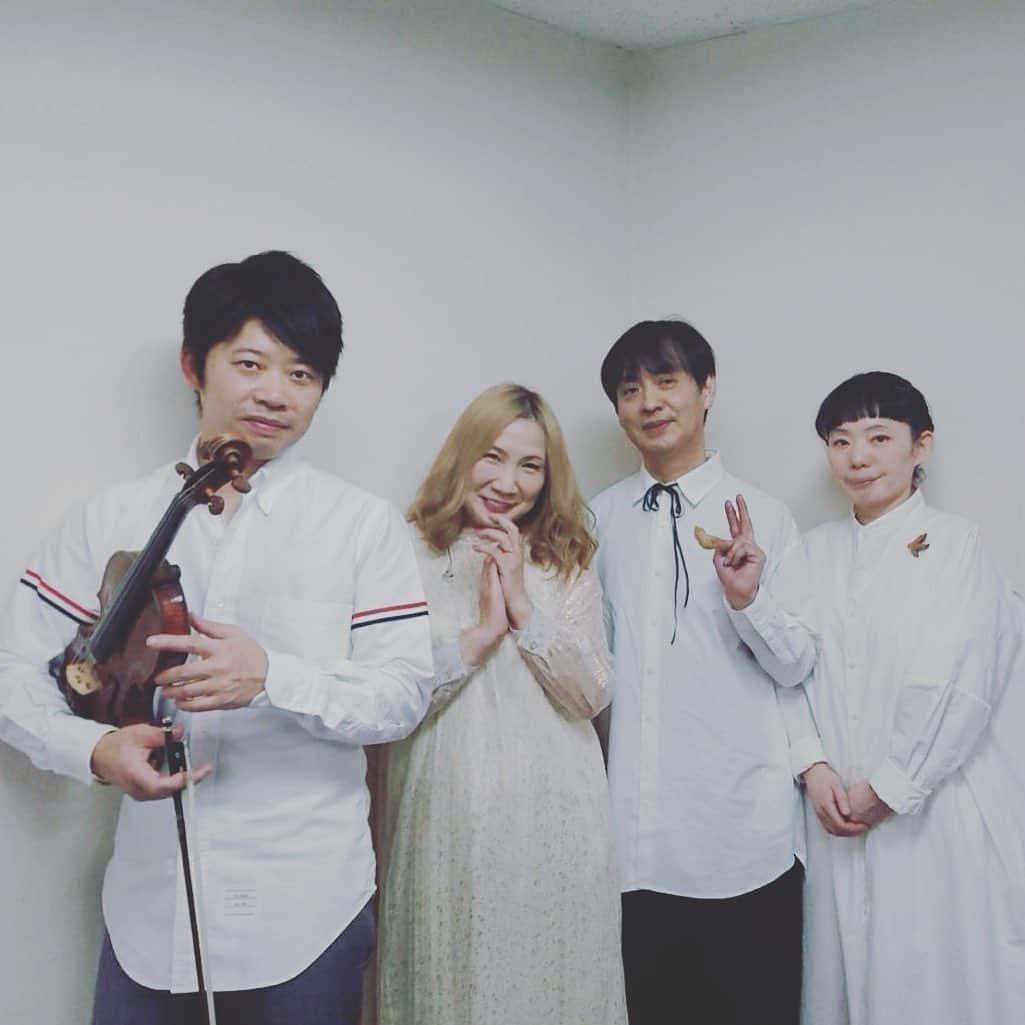 新居昭乃のインスタグラム：「ツバメLiveニッショーホール、来てくださった皆さん、思い馳せてくださった皆さん、ありがとうございました！！　左からVl藤堂昌彦くん、わたし、tico moon 影山敏彦さん、吉野友加さん♡  音楽のよろこび。。。✨」