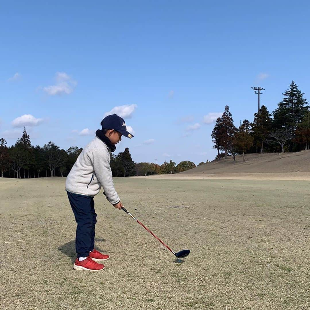 東尾理子さんのインスタグラム写真 - (東尾理子Instagram)「息子、ラウンドへ⛳️ . 力強くなってきてるので、ドライバーは飛ぶ⤴︎けれどやはり小技が難しくなってきてる💨 練習練習👍 . #ゴルフ #ラウンド #ドライバー #息子 #私はキャディー #お休み #練習 #キッズゴルフ #⛳️ #東尾理子」2月24日 22時39分 - rikohigashio