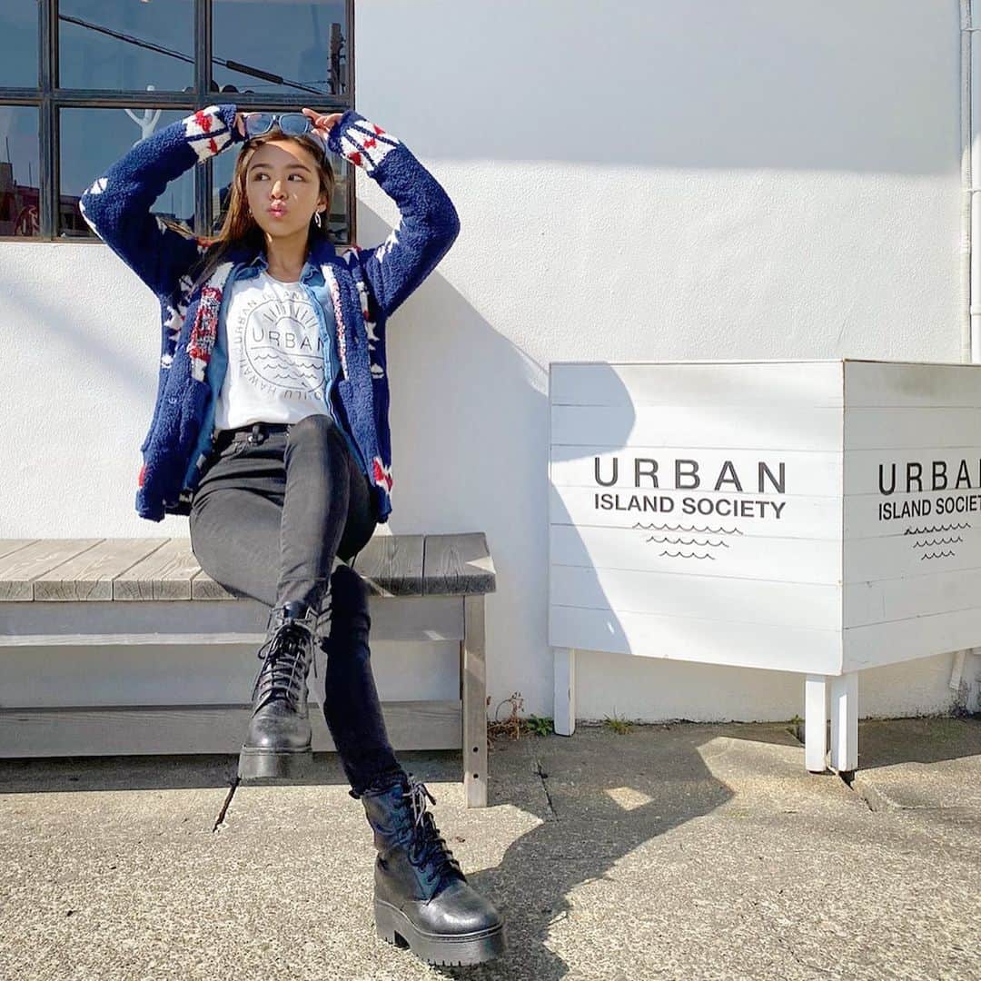 南美沙さんのインスタグラム写真 - (南美沙Instagram)「ポカポカな日は、鎌倉でお世話になってるお店にお邪魔🌞✨. そうすると、自然と色んな人が集まってくる☺️✨🌺. サーフィンはタイミング悪く諦めて、ニヤミスの人も居て残念だったけど、 いいお天気で🌞会いたい人に会えて✨可愛い服もゲットして、素敵な三連休でした👍🌴. @urbanislandsocietyjapan . @urbanislandsociety  #鎌倉　#坂ノ下　#urbanislandsociety」2月24日 22時40分 - miee.misa