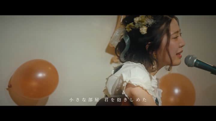 のインスタグラム：「鈴木友里絵「ラブソング」 2020.02.12@北参道ストロボカフェ . . . movie by @10q00  フルはYouTubeへ！ . . --------------------------- . 最初の出逢いは ステージの上の君だったな 何も知らない でも 君の歌が忘れられなかった  悲しいね まるで君は 愛を求めてるくせに誰も愛せない  孤独の闇逃げるように 小さな部屋 君を抱きしめた いつかどうせ嘘になるなら 今はこんなラブソング  私のためだけに歌ってよ 形あるものは何一つ要らない ただ一つだけ信じてたいの 刹那の恋だとしても  嘘でもいいから”愛してる“と ダサい言葉でそうちゃんと伝えて そんな歌を歌ってくれたら 綺麗なままで忘れないから . . “愛して欲しい”と言えばそれだけ 虚しく響くラブソングのよう 握った手のひら 伝う温度が やけに優しくて泣けちゃうの  そばにいてとか 大好きだとか 君を困らせる事はもう言わないよ だからあの日の君のことを全部、全部、、 . . 私のためだけに歌ってよ 声が枯れるまで歌ってよ  私のためだけに歌ってよ 形あるものは何一ついらない 永遠など無くてもいいの 儚い恋もいつかは  君の歌うラブソングのように 本当の愛を見付けるのでしょうか？ そんな時は思い出してね こんな小さな愛の歌を . . --------------------------- . . 先日のバースデー弾き語りワンマンより、ライブ映像を公開しました！ . . この曲はとても久々に歌いました！ ワンマン中盤のオールしないとニッポンコーナーにて、素敵なメールを読んでからお届けいたしました！ふふ。 . . . 「そんな風に曲の中では、愛を歌えちゃうくせに。」 . . 好きな人が歌うラブソングに、 切なくなる女の子の曲です。 . . . 個人的にお気に入りの曲。 . .  #鈴木友里絵 #ラブソング #弾き語り #北参道ストロボカフェ」