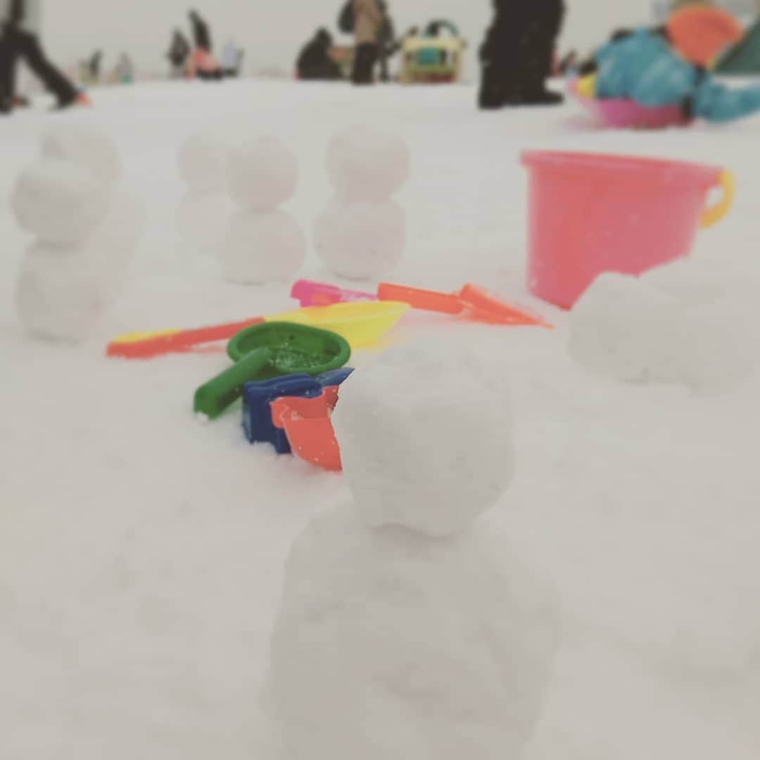 三枝亜紀さんのインスタグラム写真 - (三枝亜紀Instagram)「. . ご近所familyと日帰りスノボ旅行(^O^)／ . . ２歳８ヶ月の娘は、. 初めて作る雪だるまに、. そり遊びにと、. めいっぱい楽しんでいました(*^^*) . . 子供の喜ぶ姿が本当に本当にうれしかったなぁ・・・^^ . .  そして何より、わたしが楽しかった！！！. yeah(^_-)-☆ . . #スノボ  #雪だるま  #雪遊び  #宇都宮餃子」2月24日 22時41分 - aki.model.rusie