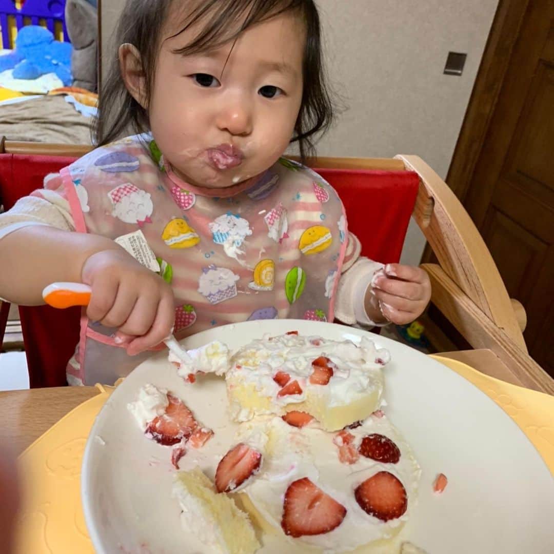 永里源気のインスタグラム：「Happy birthday 🎊🎂🎁🎉🎈 2月21日、紗和1歳の誕生日でした✨✨😊 あっという間に1歳！ 得意技 親の見ていないところでテッシュ出しまくる🤣 #誕生日おめでとう #happybirthday」