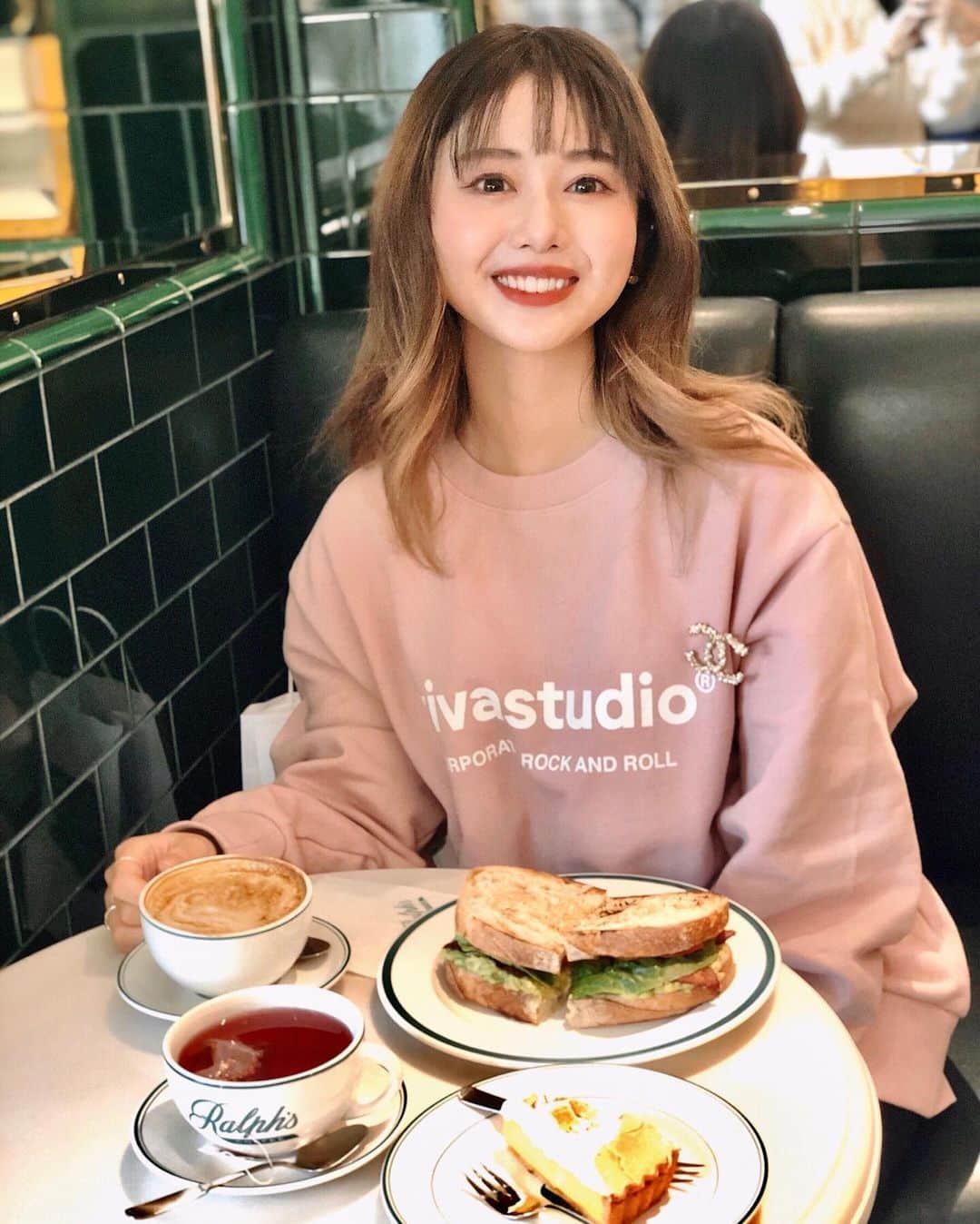 一木美里さんのインスタグラム写真 - (一木美里Instagram)「𝑹𝒂𝒍𝒑𝒉'𝒔 𝒄𝒐𝒇𝒇𝒆𝒆☕️💘﻿ ﻿ お姉さんとお茶の祝日🦄✨﻿ ﻿ tops @vivastudio_jp_official ﻿ ﻿ #ralphscoffee#cafe#vivastudio#ralphlauren#streetfashion#ラルフローレンカフェ#韓国ファッション##오오티디#패션」2月24日 22時37分 - misato_ichiki