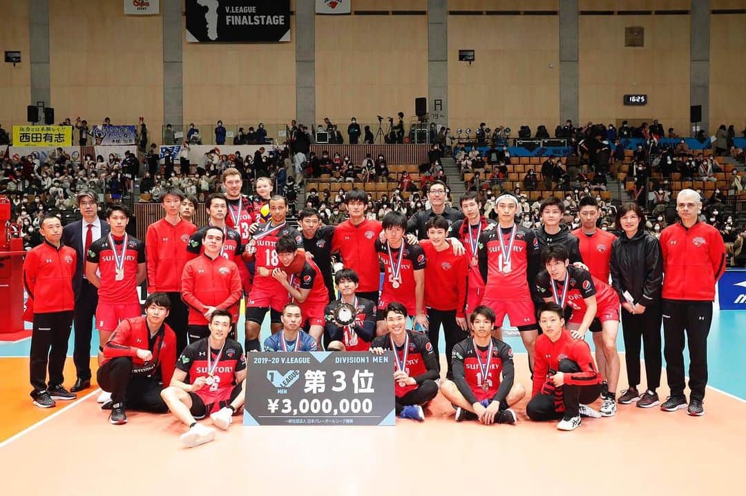 喜入祥充のインスタグラム：「2019/20シーズンが終わりました。 沢山の応援ありがとうございました。 この悔しさを糧に天皇杯、黒鷲旗に向けて頑張ります！ これからも応援よろしくお願いします！  #サントリーサンバーズ  #サンバーズ #第3位」